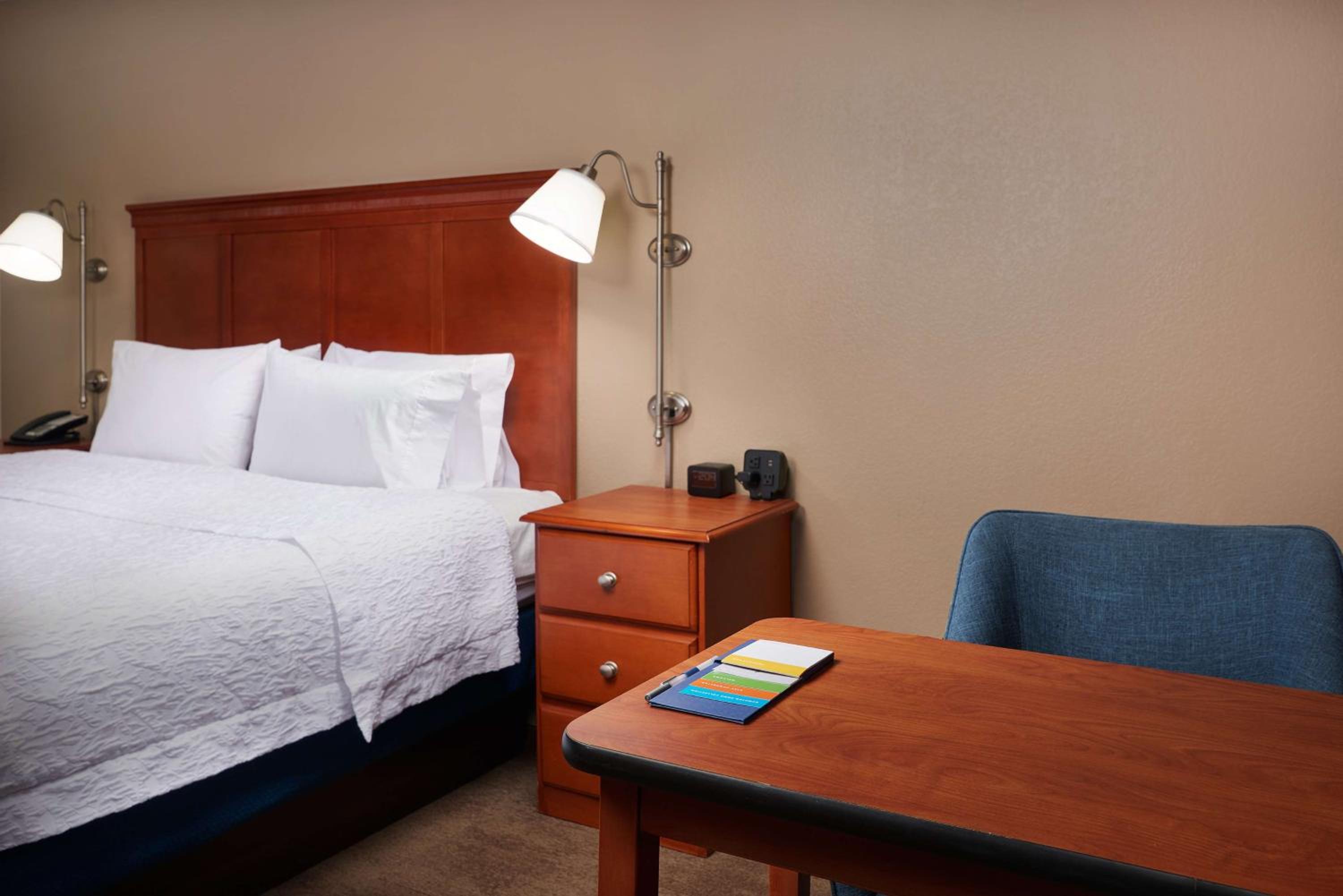 King Room with King Bed - Non-Smoking - Photo 5