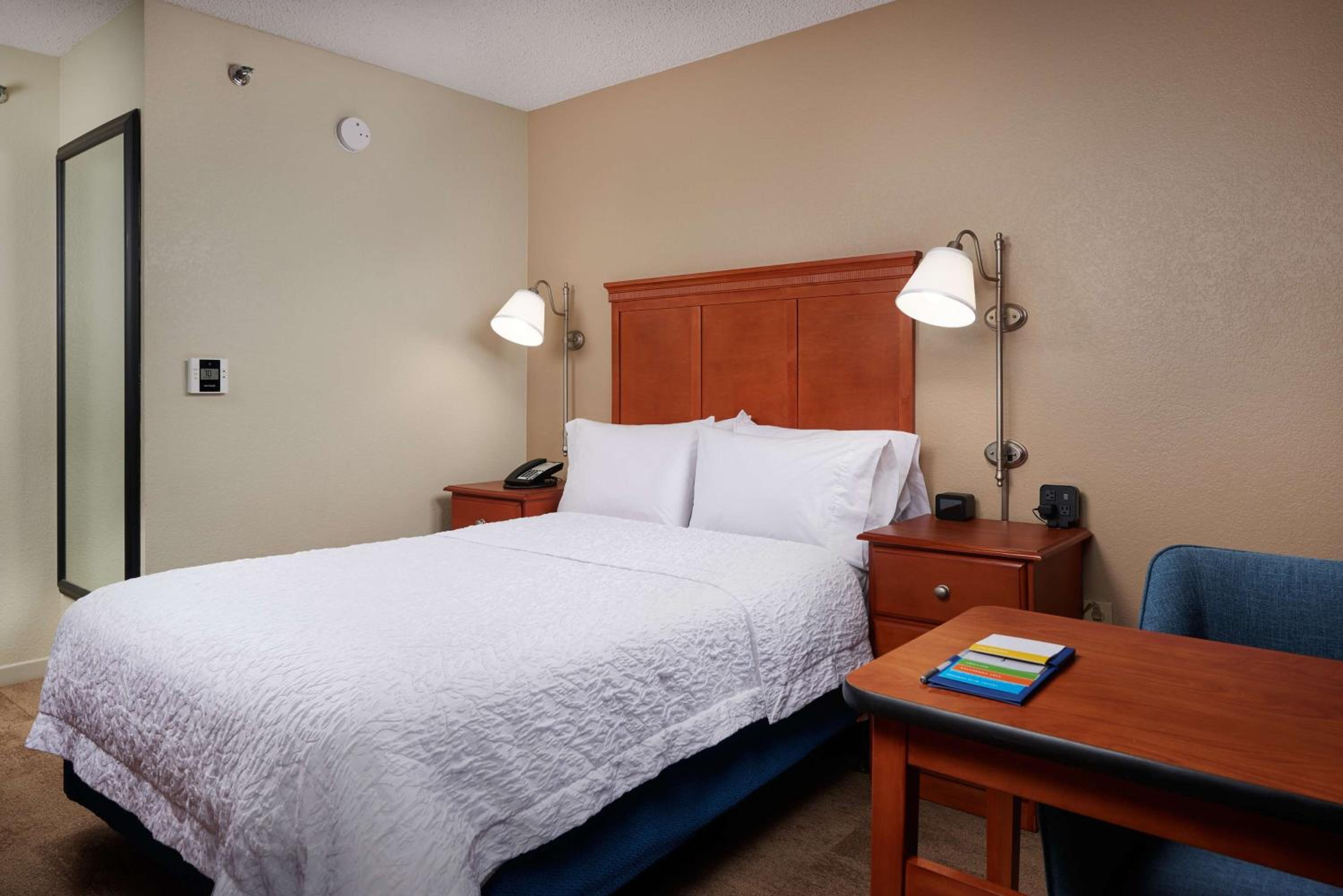 Double Room with Accessible Tub - Mobility Access - Photo 2