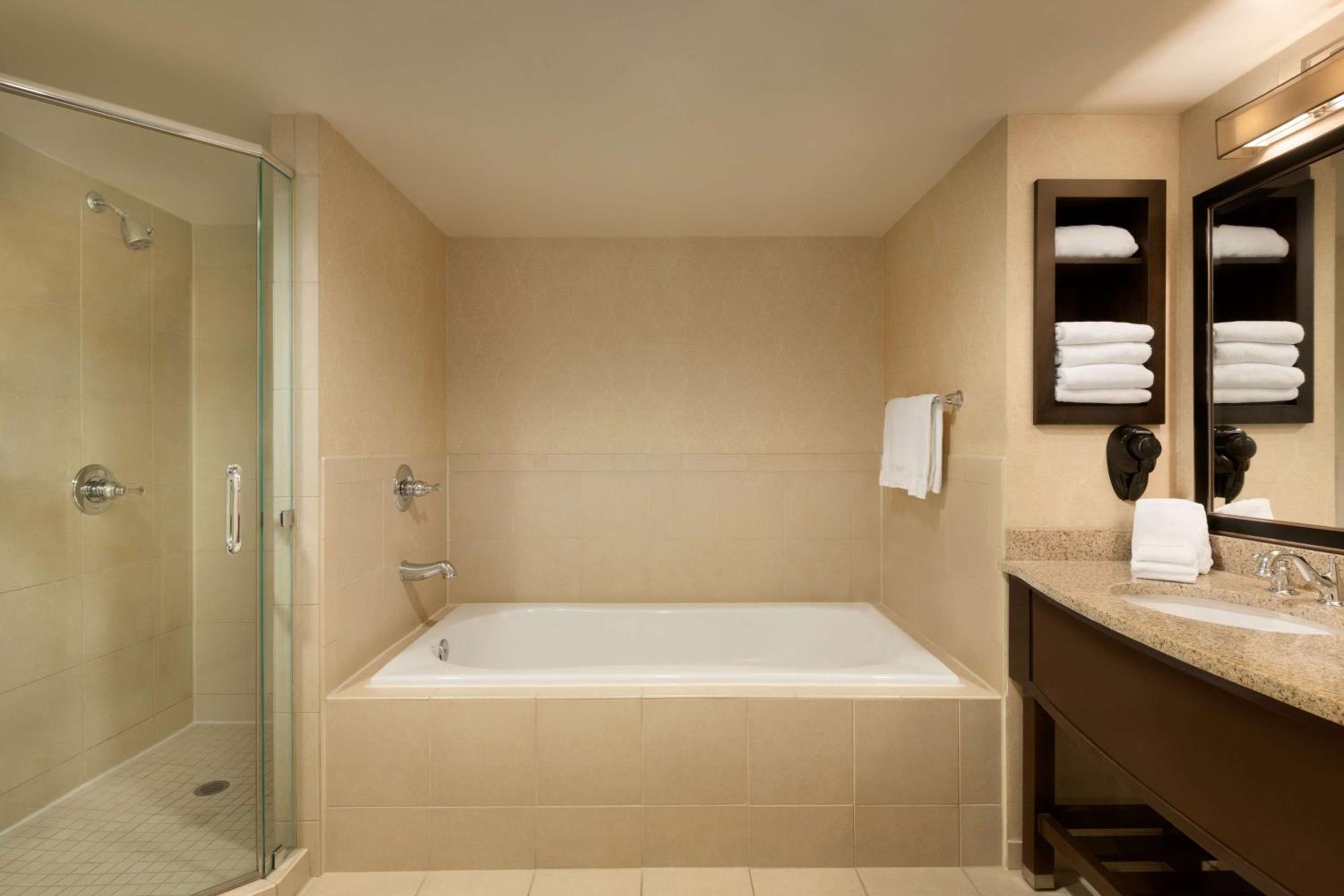 Junior King Suite with Seating Area - Photo 6
