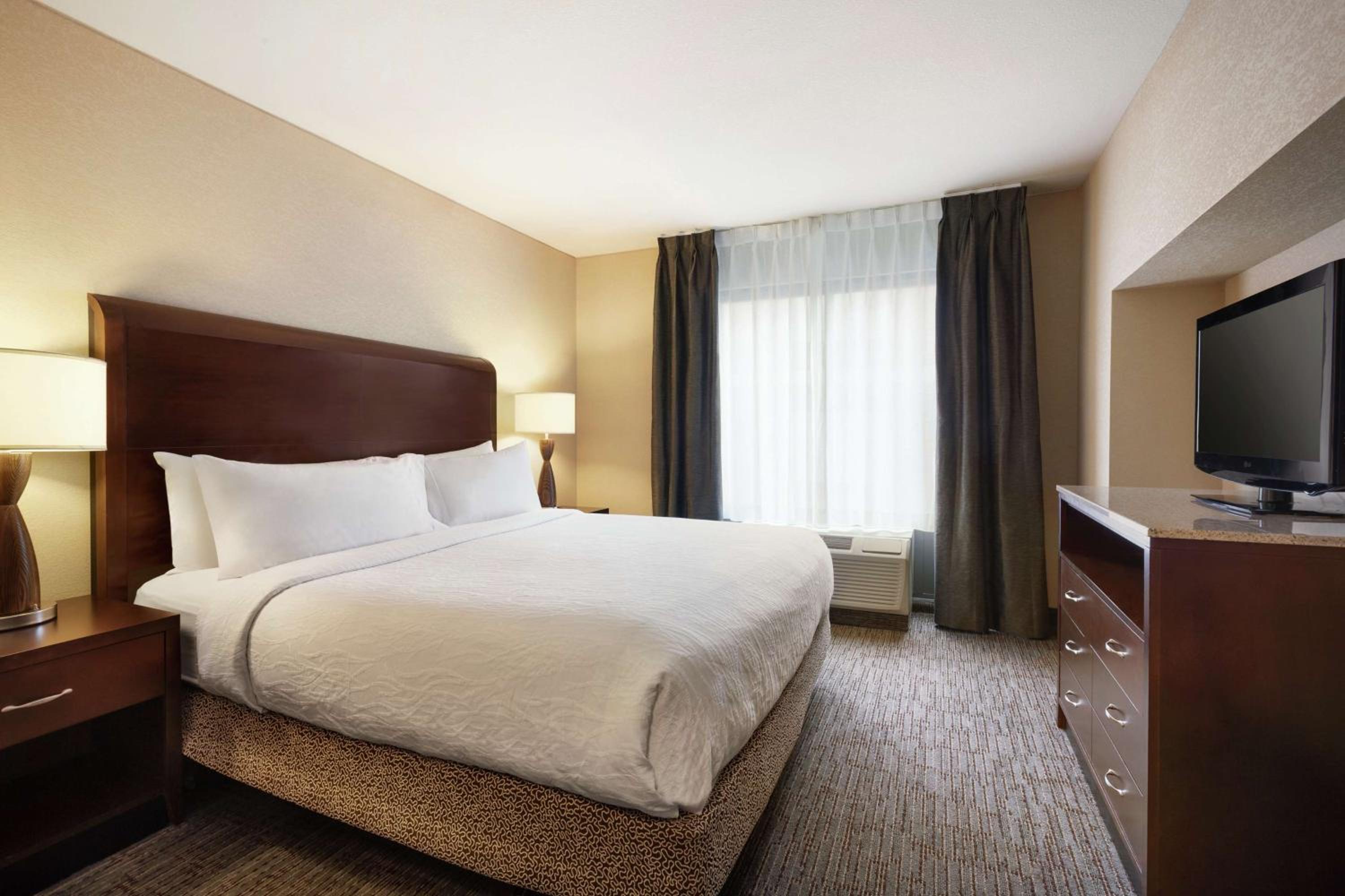 Junior King Suite with Seating Area - Photo 1
