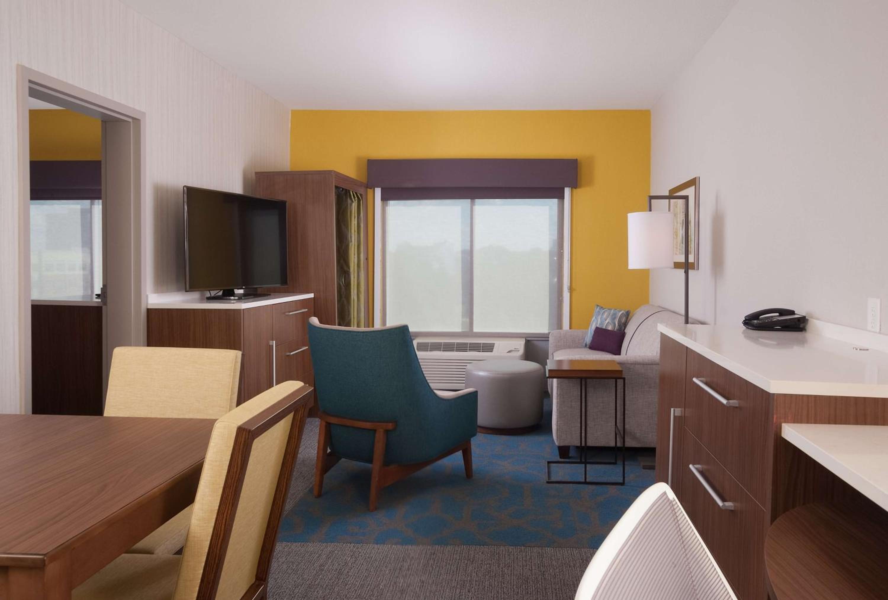 One-Bedroom Queen Suite with Two Queen Beds - Non-Smoking - Photo 5