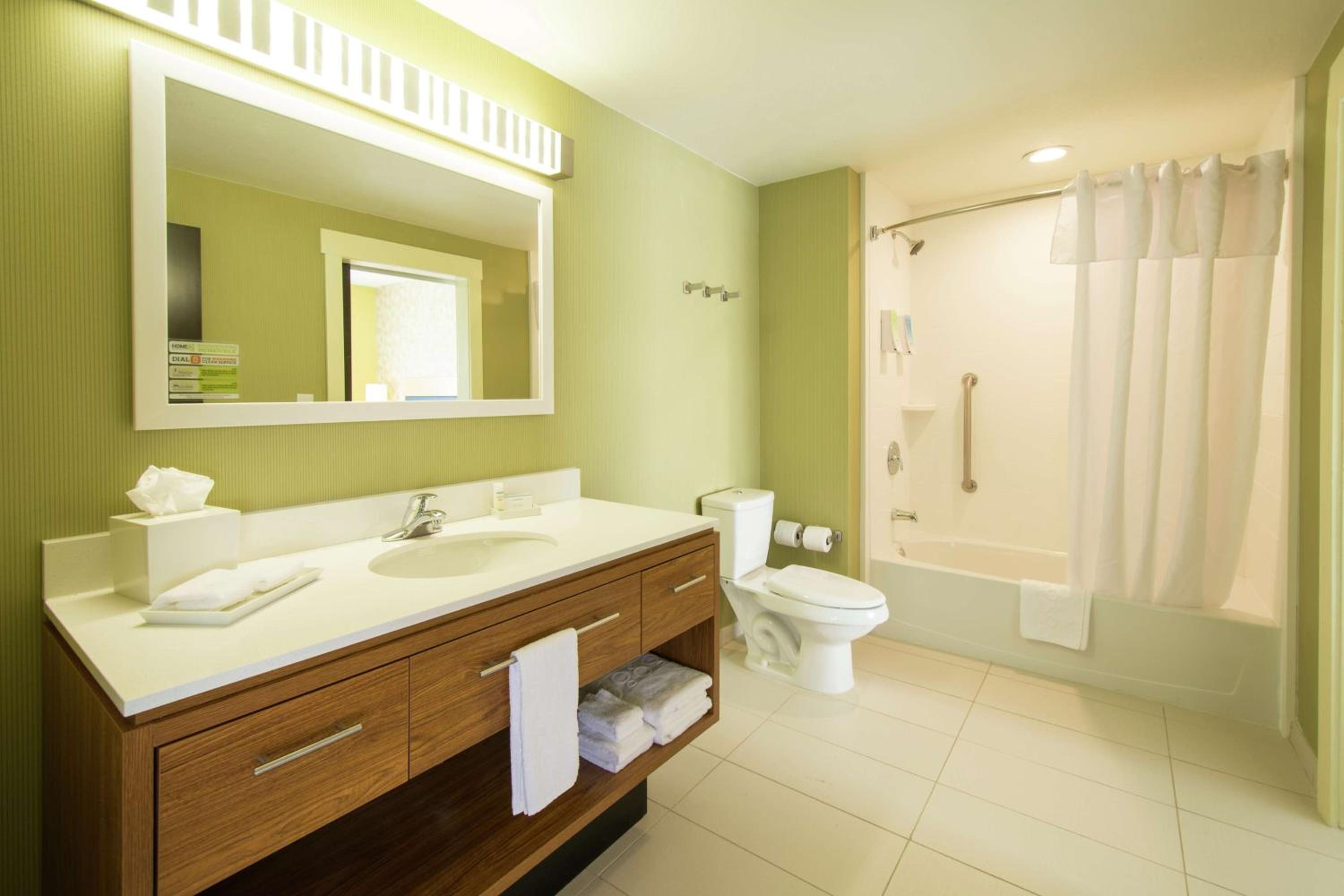 King Suite - Hearing Access/Non-Smoking photo 2