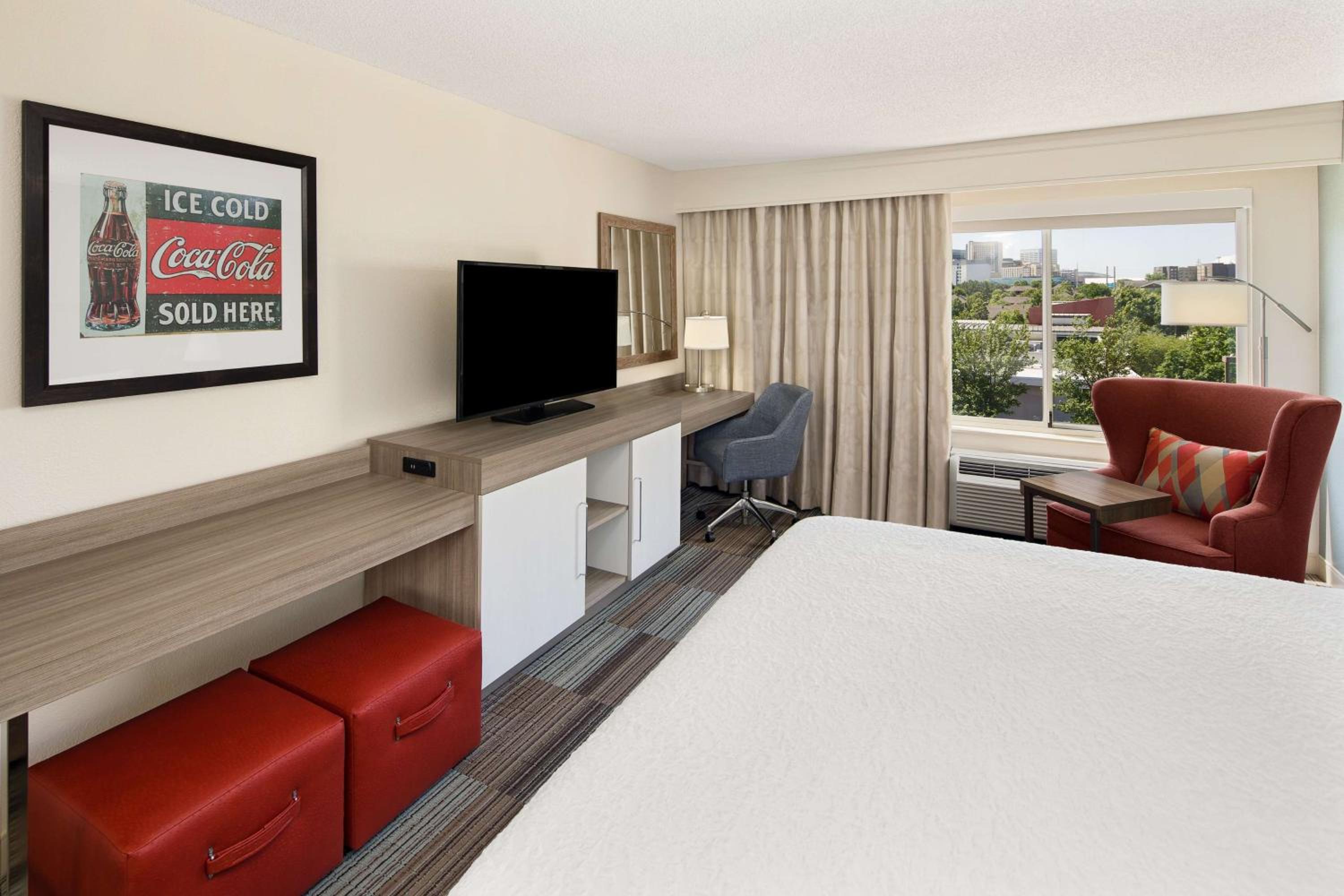 King Room with King Bed - Non-Smoking - Photo 1