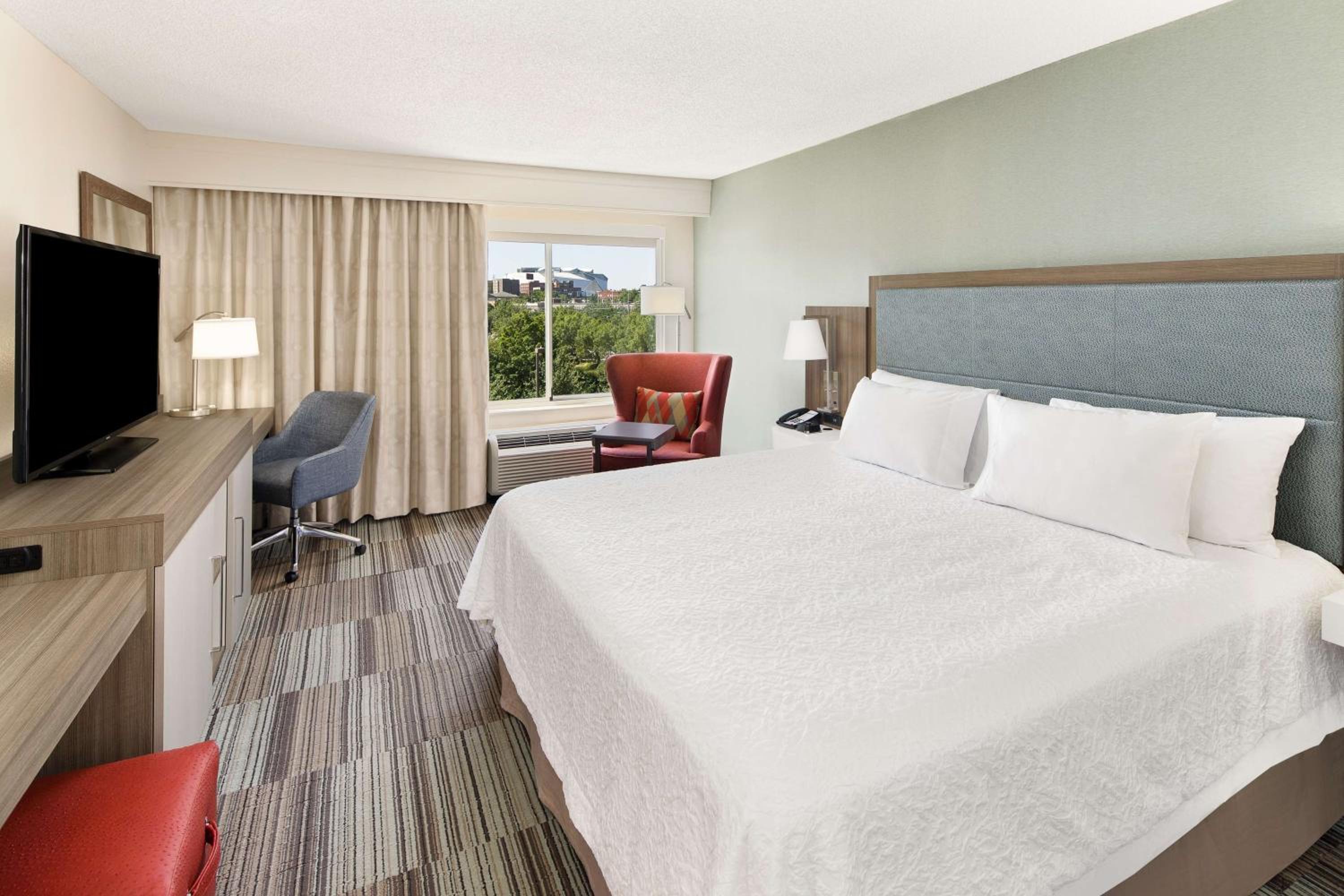 King Room with King Bed - Non-Smoking - Photo 4