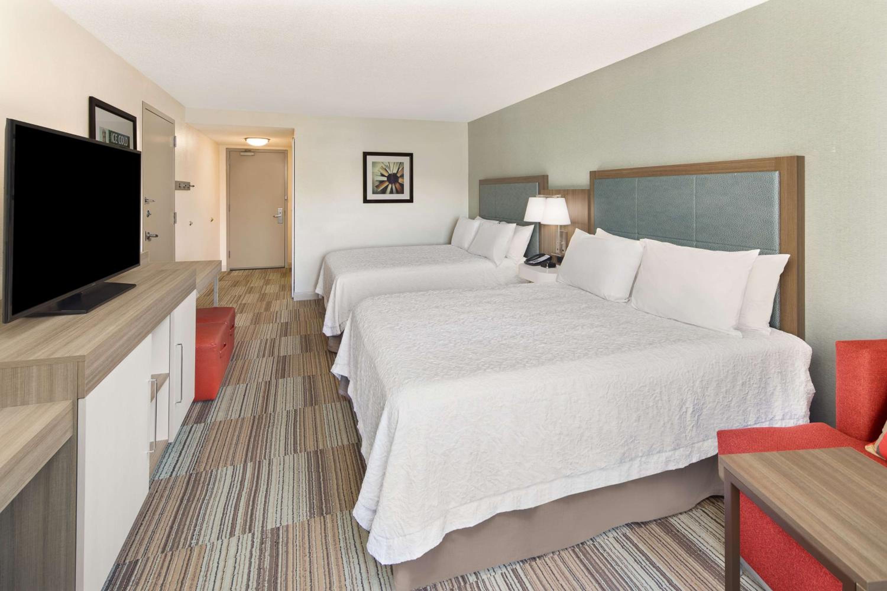 Room with Two Queen Beds - Non-Smoking - Photo 4