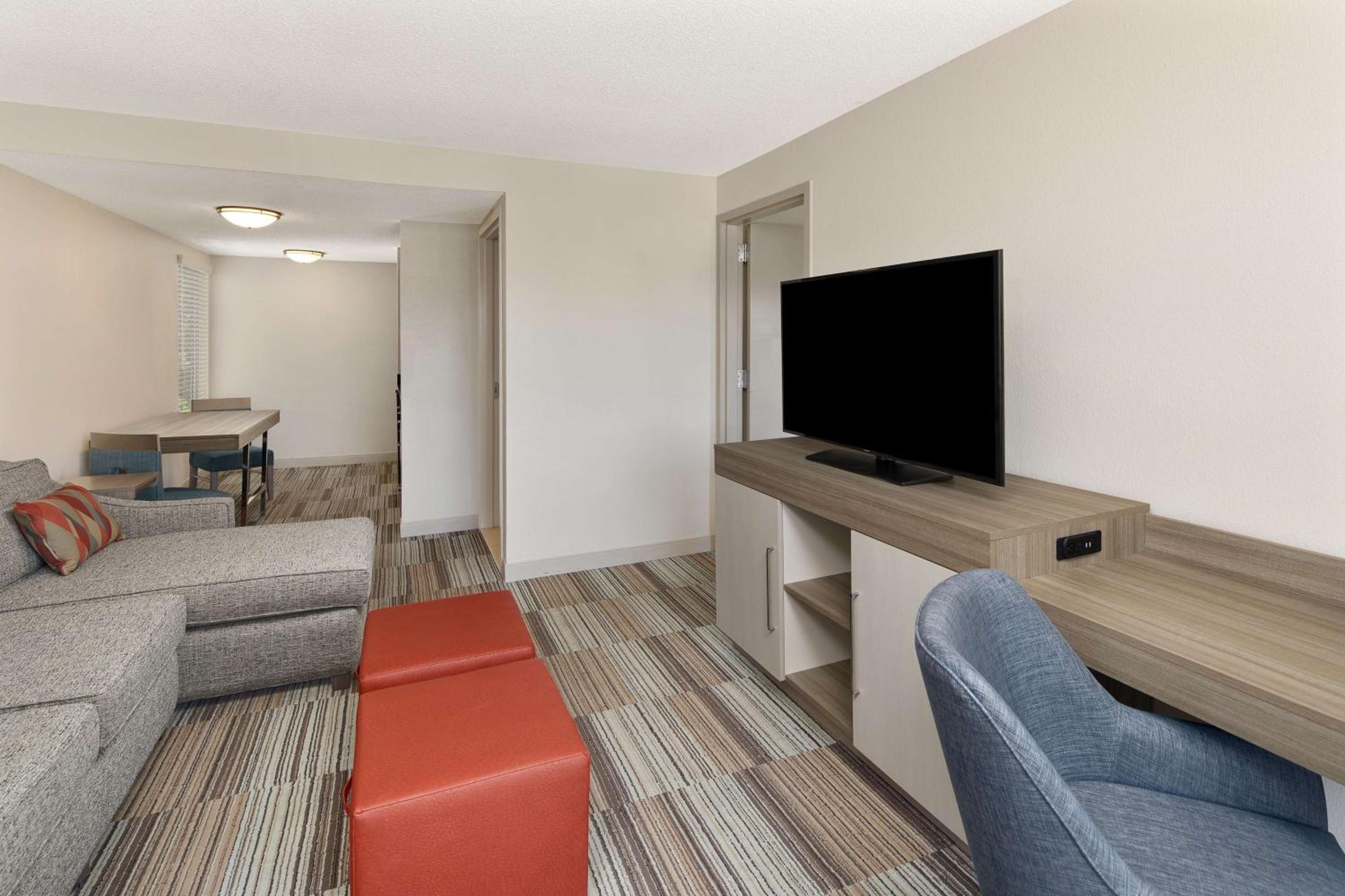 One-Bedroom King Suite with Sofa Bed - Non-Smoking - Photo 4