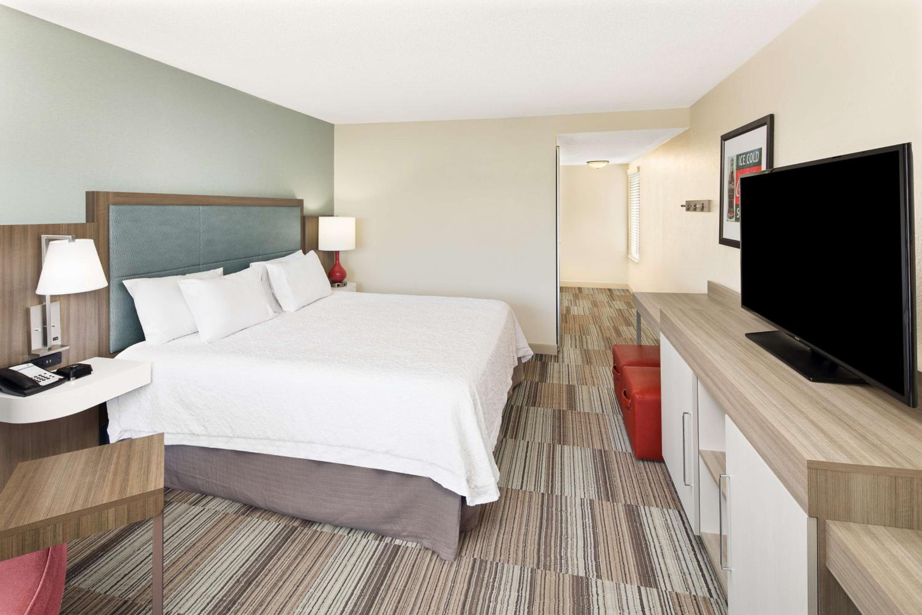King Room with King Bed - Non-Smoking - Photo 2