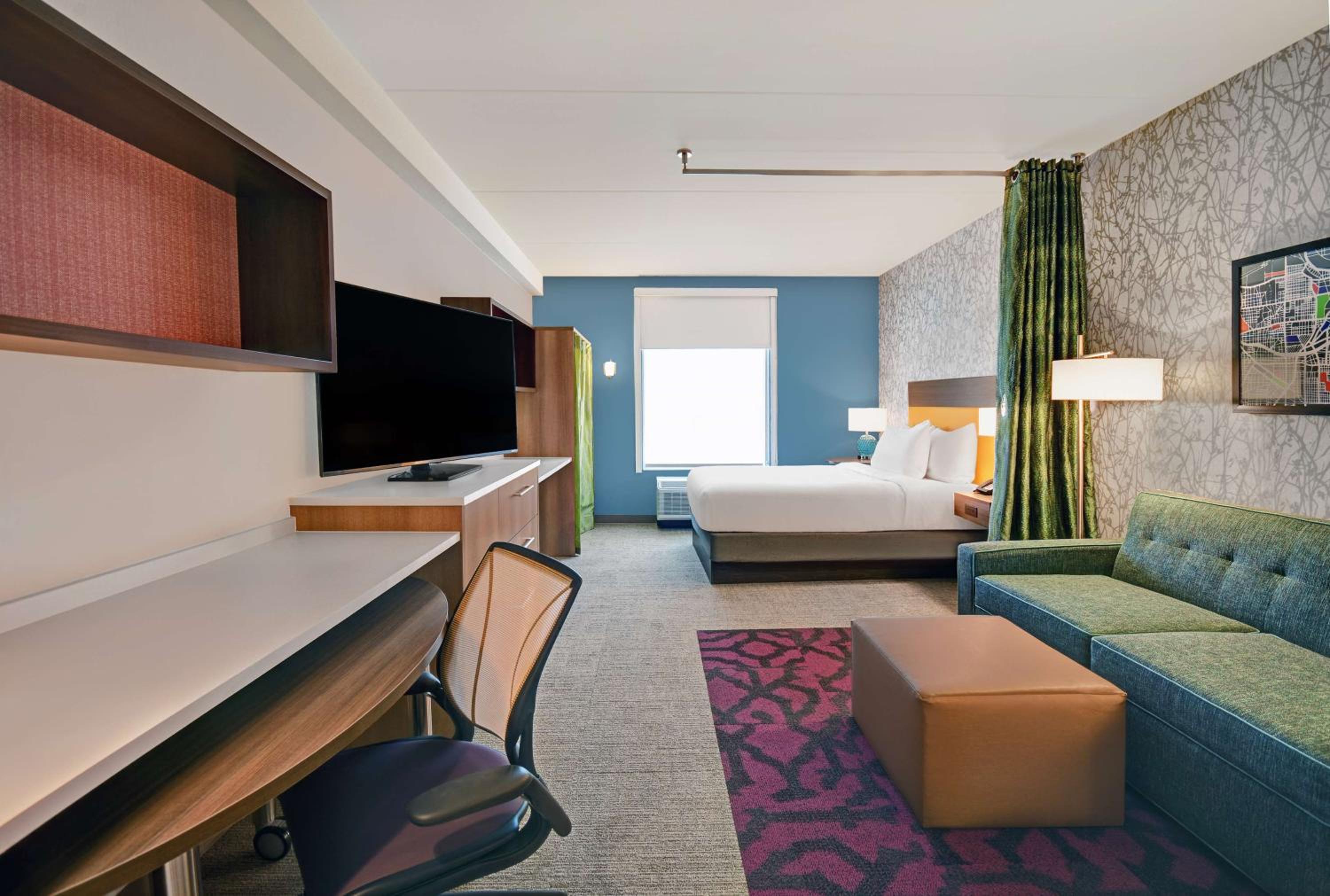 Queen Suite - Photo 1