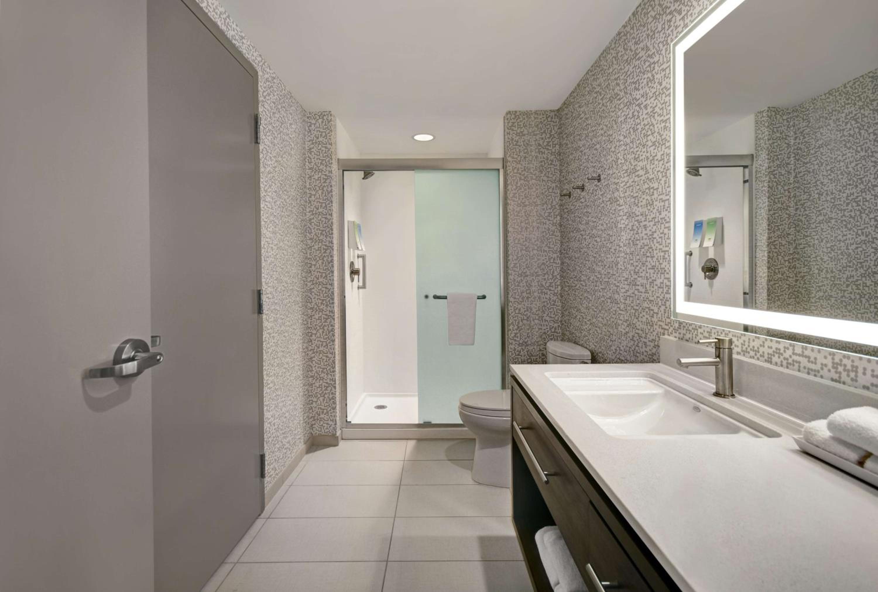 One-Bedroom Queen Suite - Photo 5