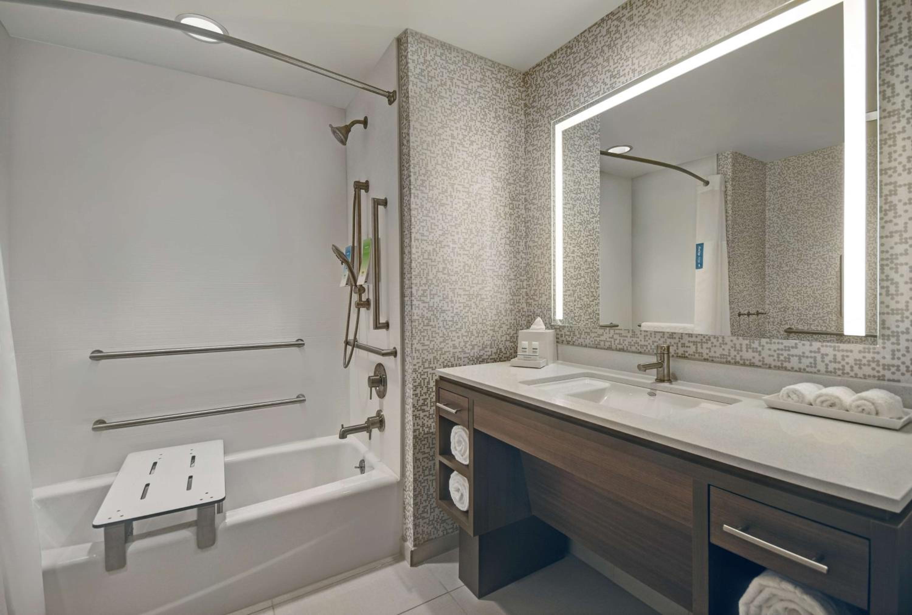 Queen Room with Bath Tub - Hearing Accessible - Photo 4