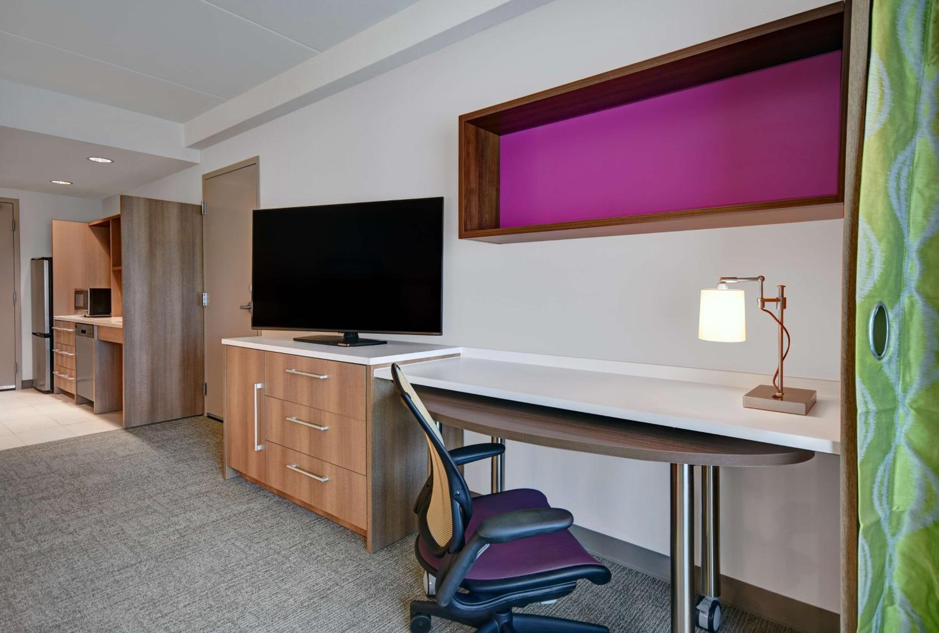 Queen Room with Bath Tub - Hearing Accessible - Photo 3