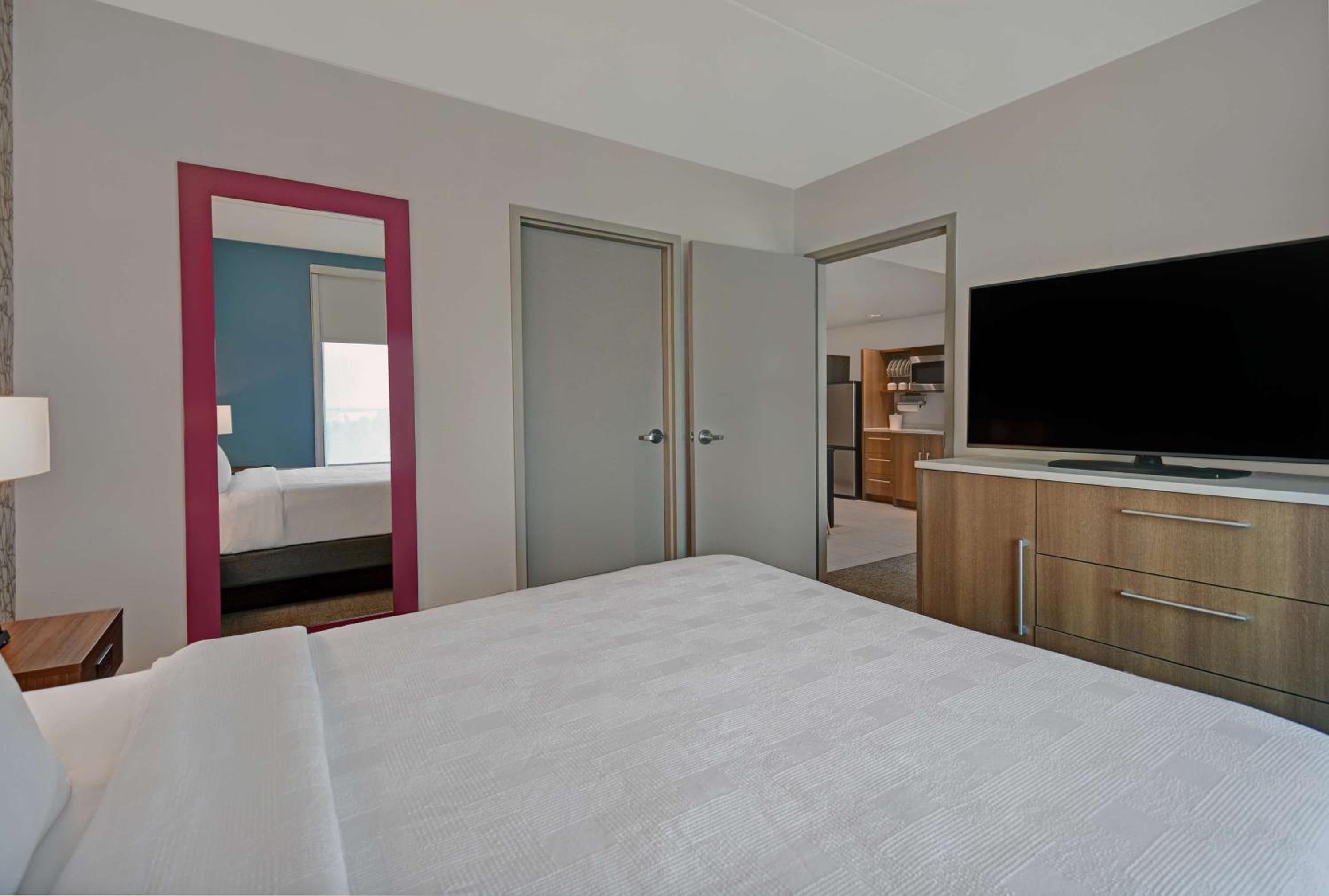 One-Bedroom Queen Suite - Photo 2
