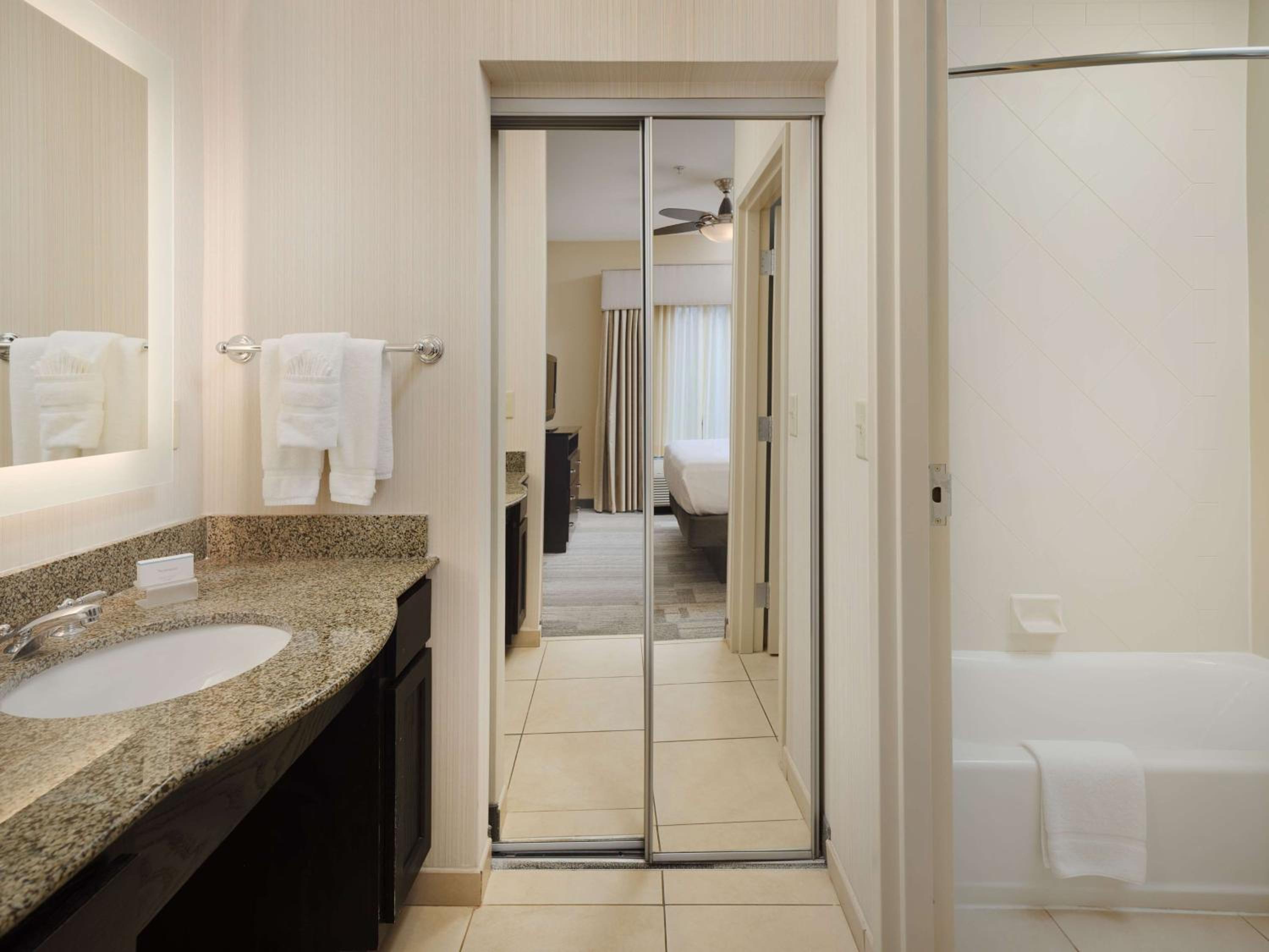 One-Bedroom King Suite - Non-Smoking - Photo 6
