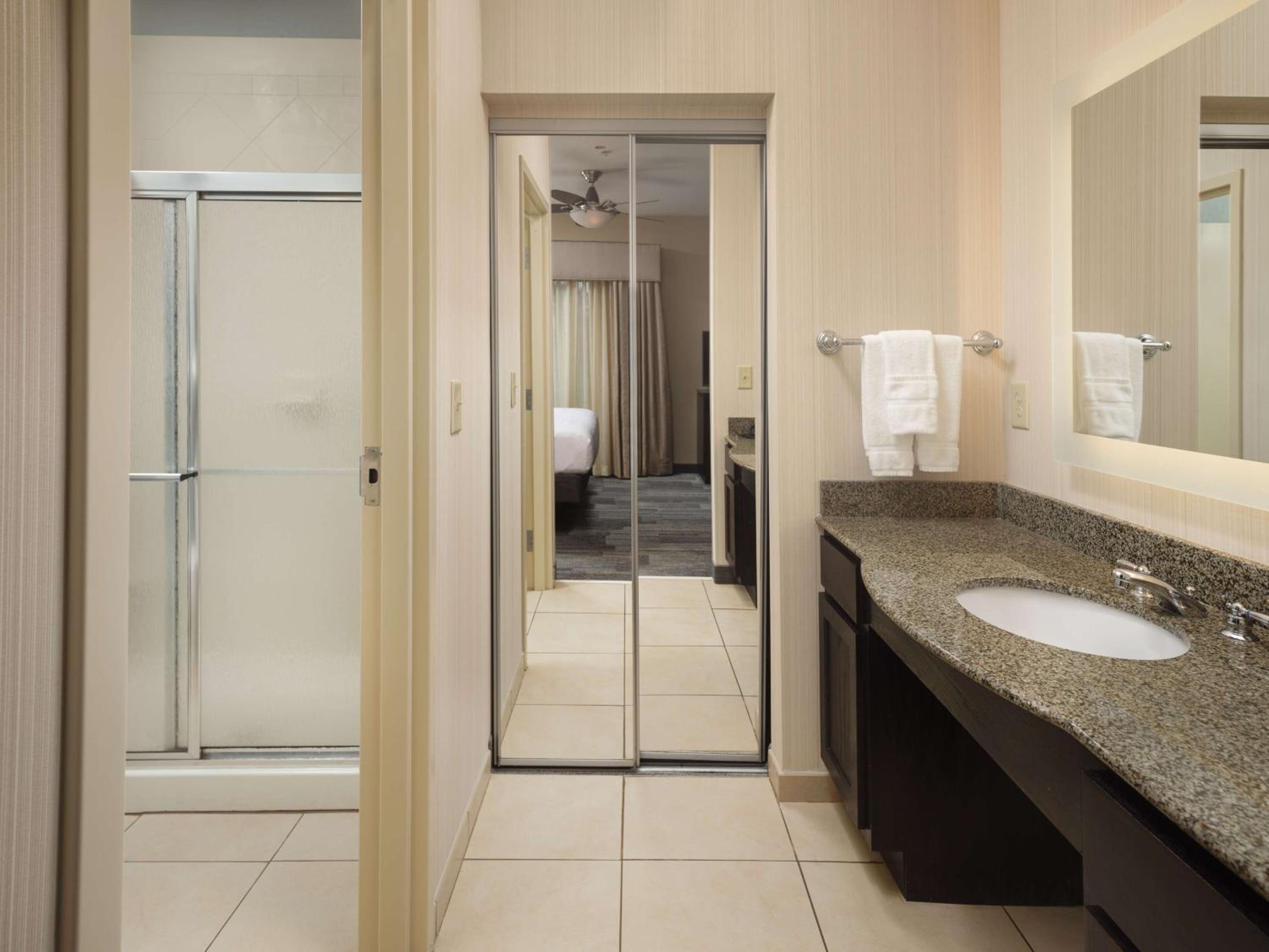 King Studio Suite - Non-Smoking - Photo 3