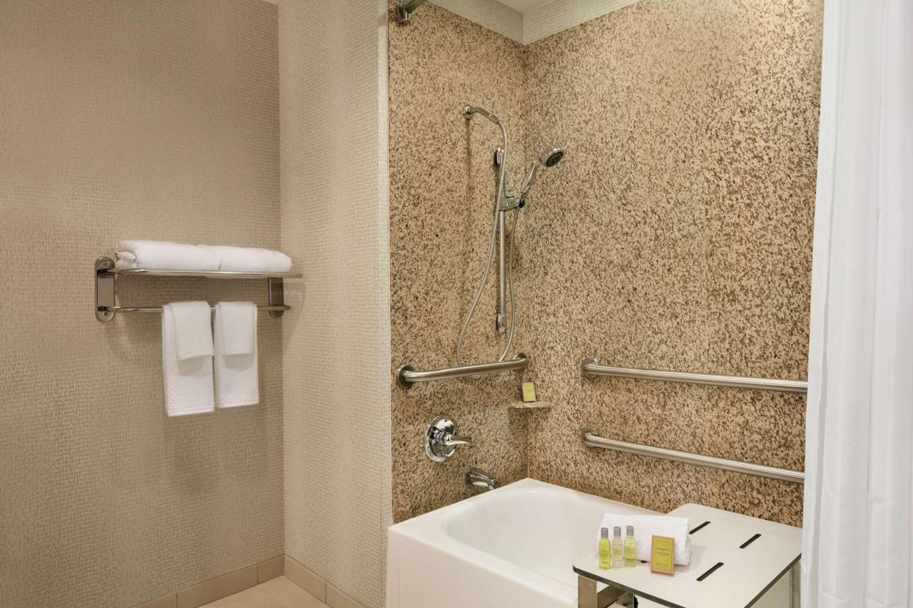 Double Room with Two Double Beds - Hearing Accessible/Non-Smoking  - Photo 2