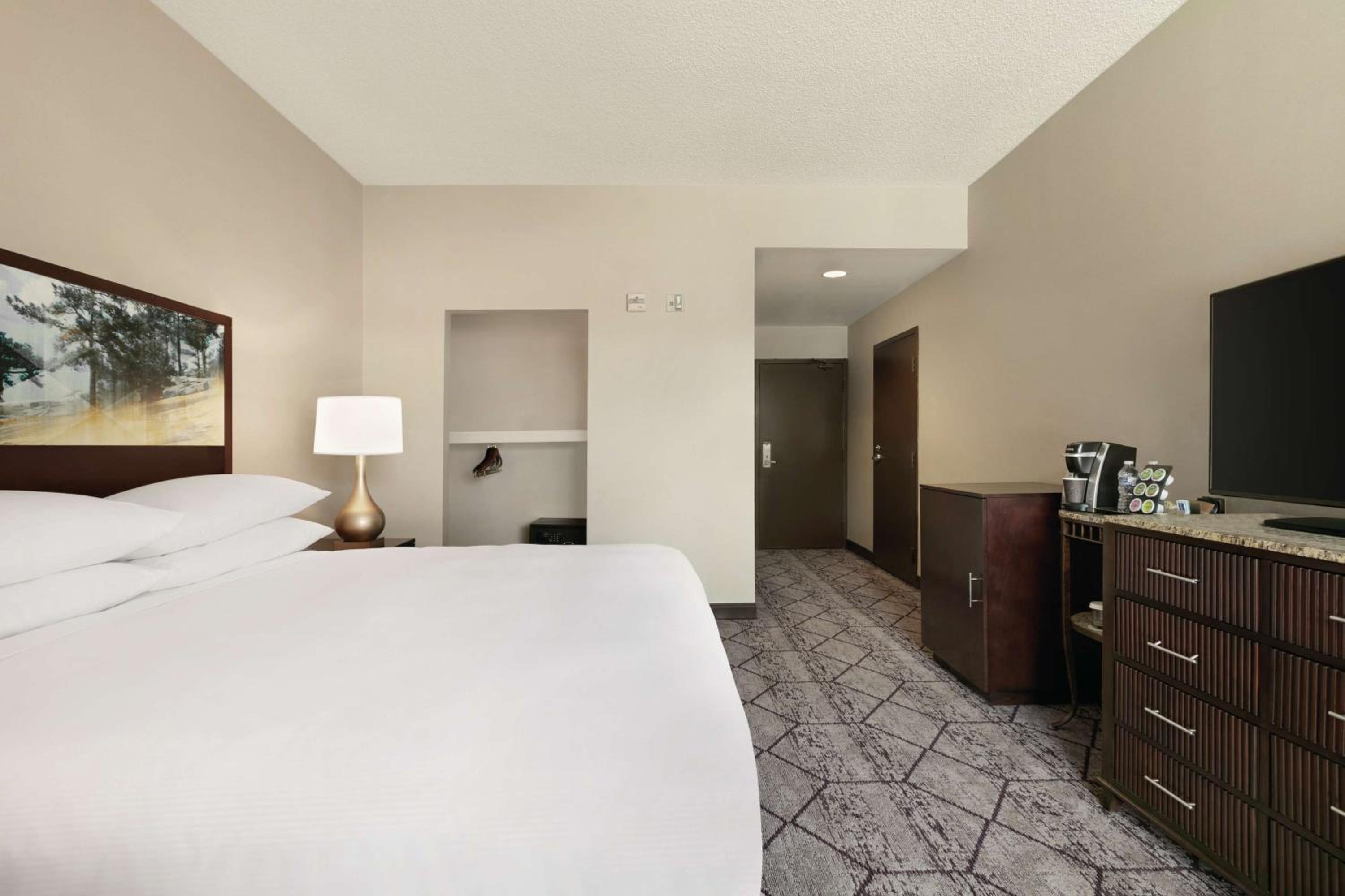 King Room with Accessible Tub - Mobility and Hearing Access/Non-Smoking - Photo 3