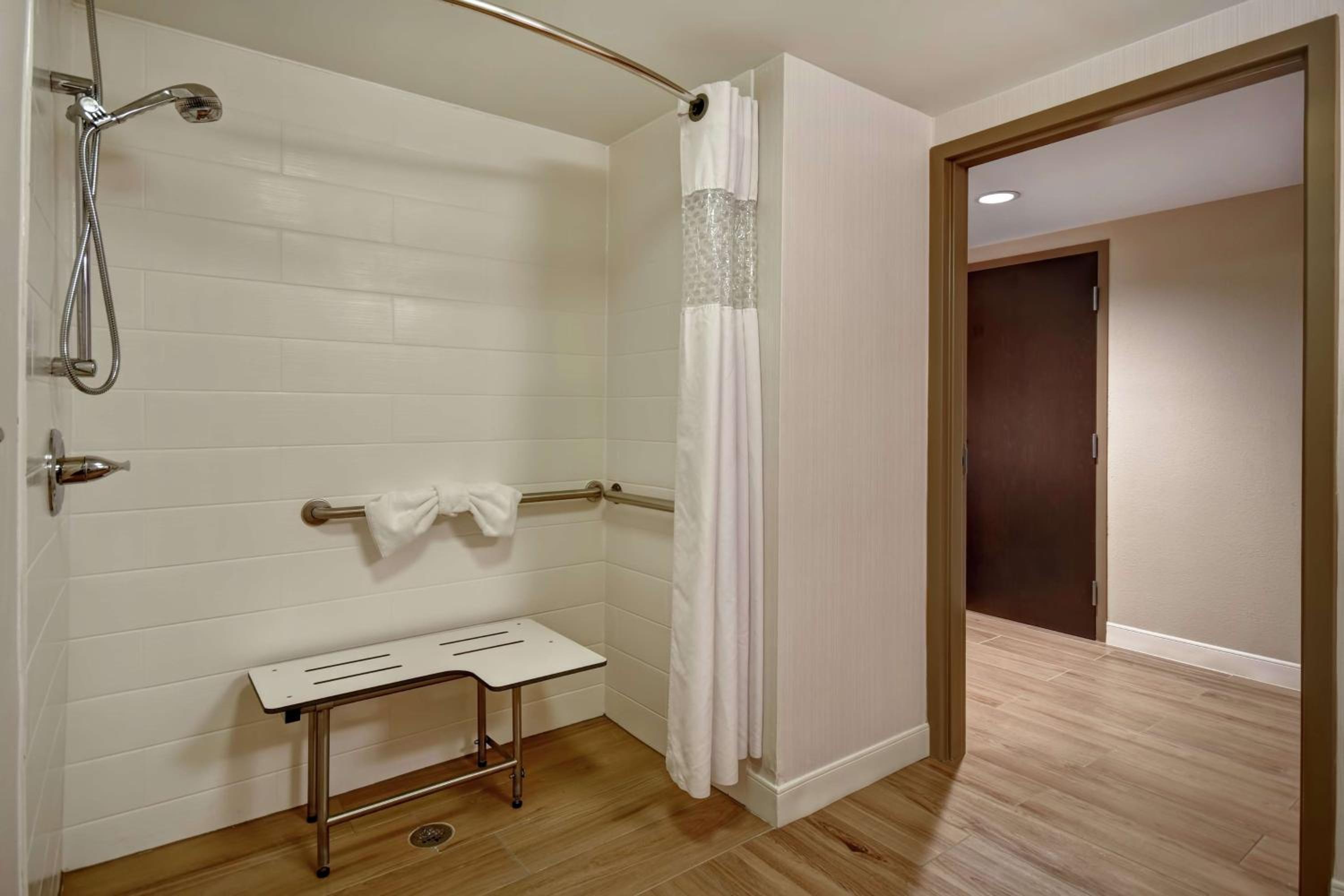 King Room with Roll-In Shower - Disability Access - Photo 3