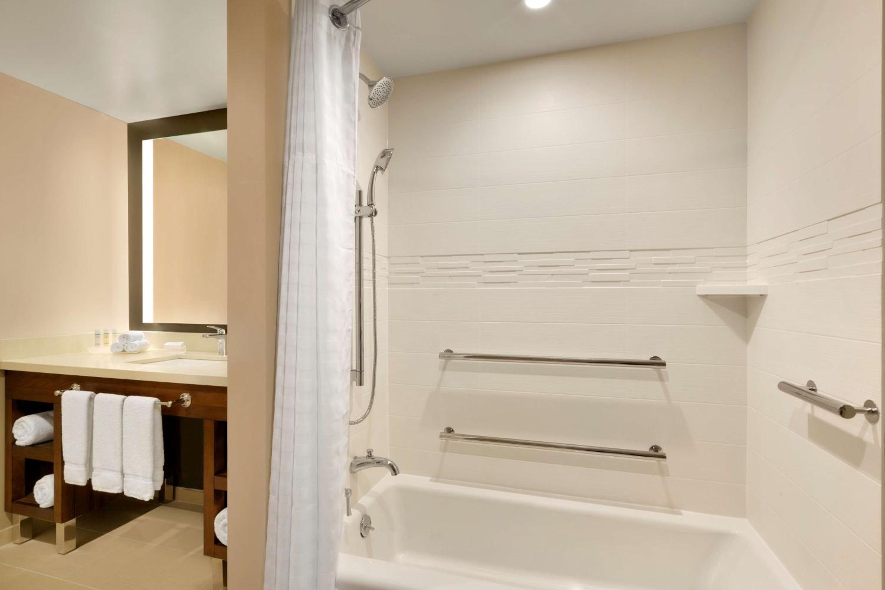 King Suite - Hearing Access/Non-Smoking photo 3