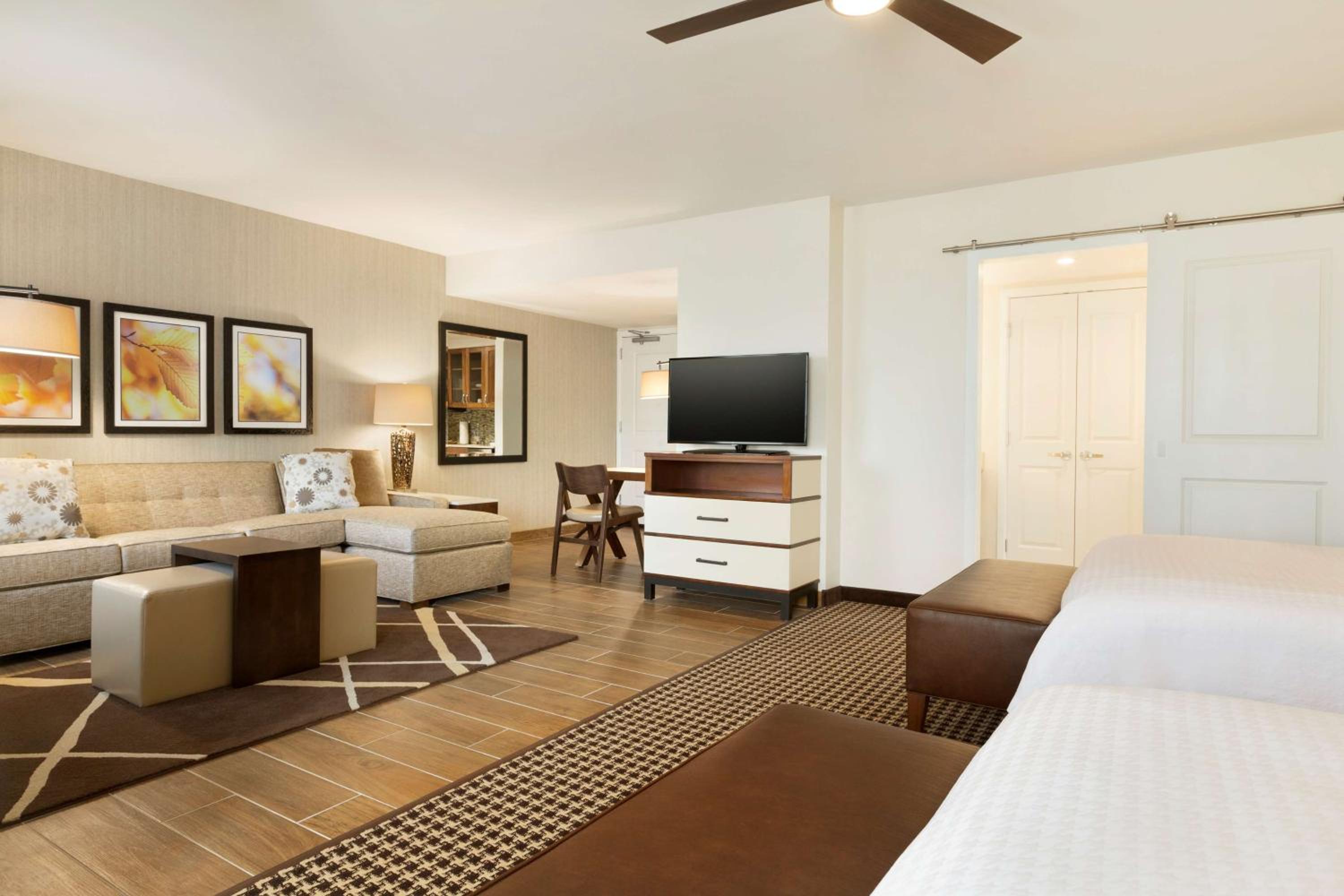 One-Bedroom Queen Suite with Two Queen Beds - Non-Smoking photo 3