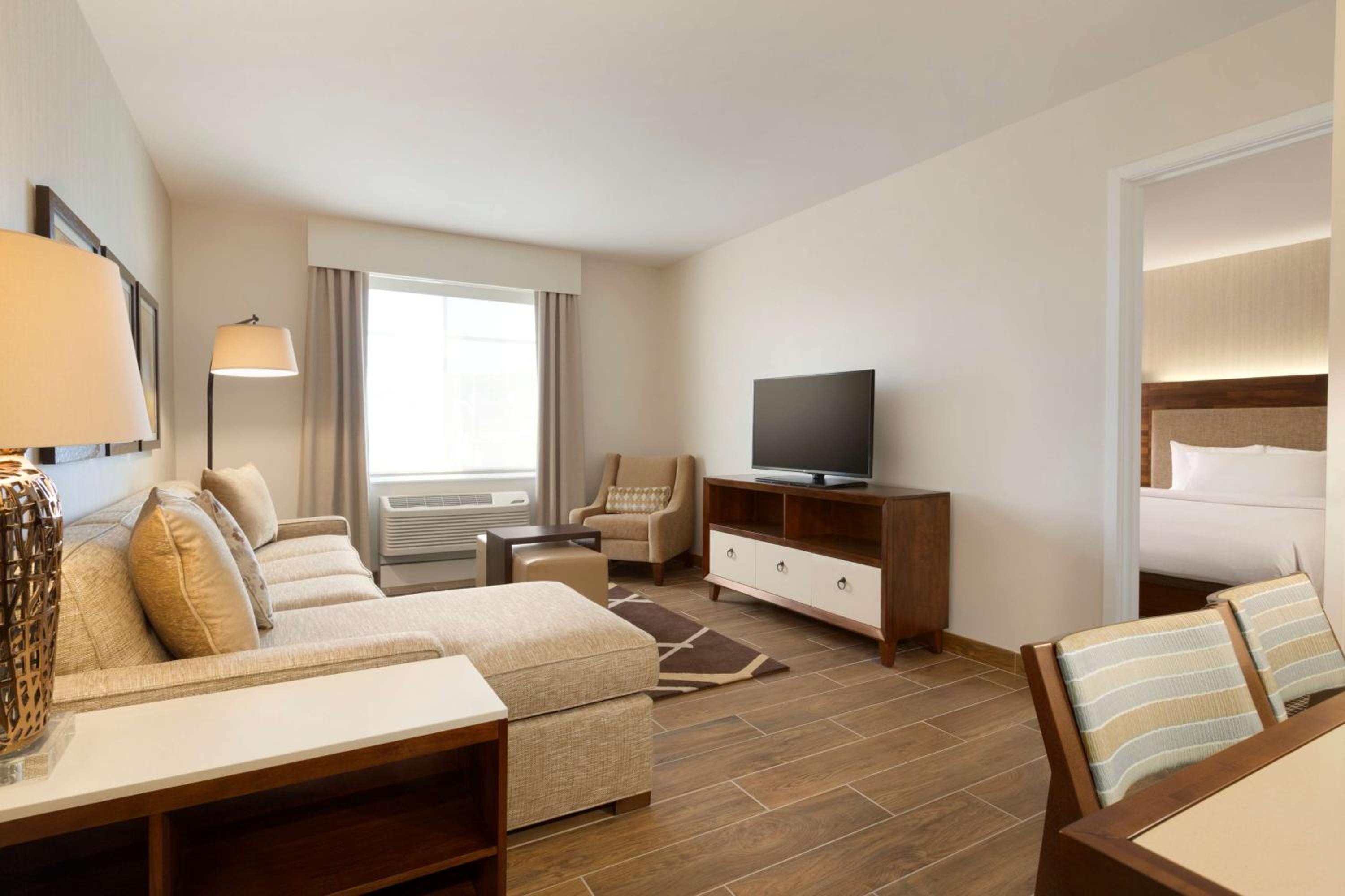 One-Bedroom Queen Suite with Two Queen Beds - Non-Smoking photo 2