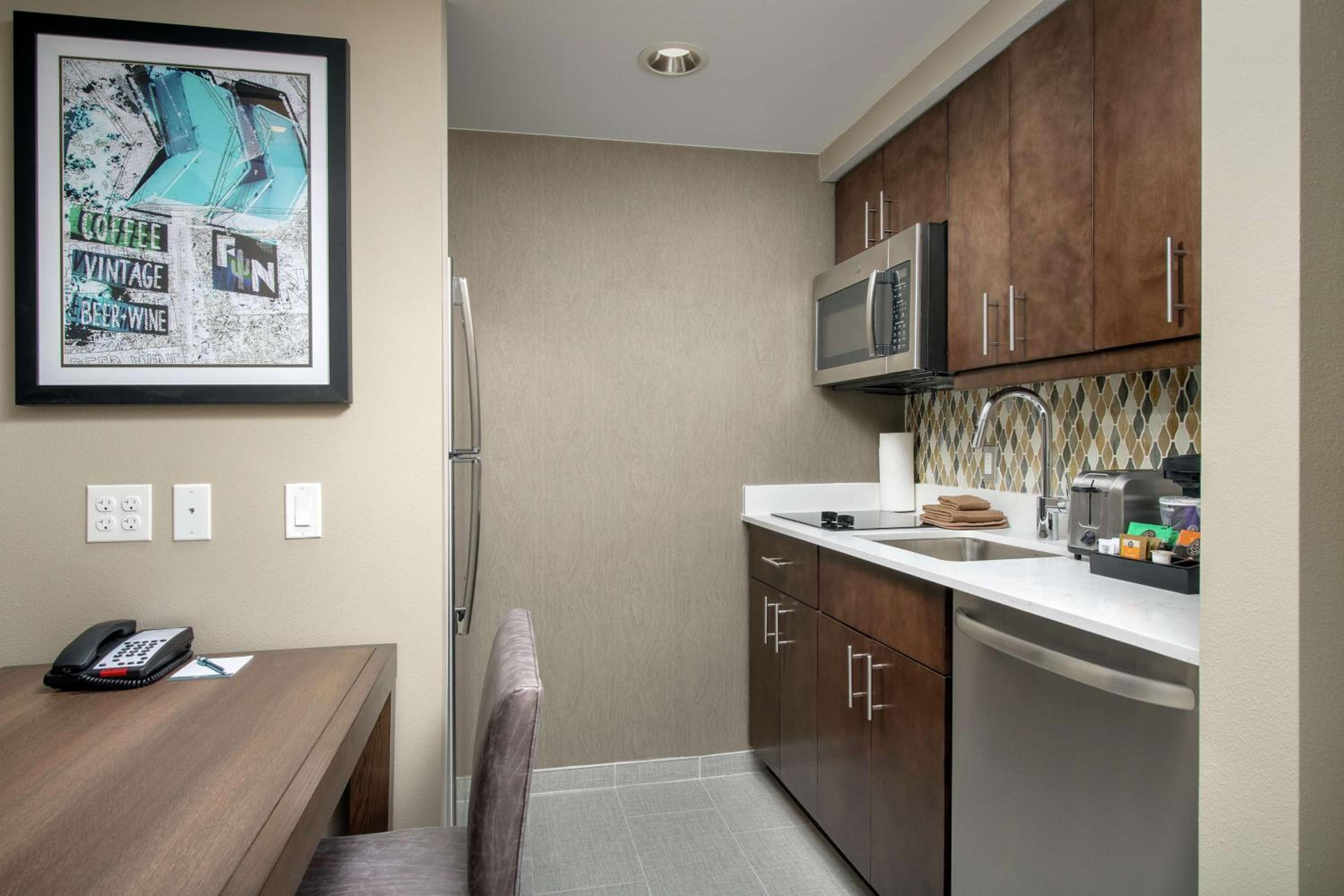 One-Bedroom King Suite - Non-Smoking thumbnail 5
