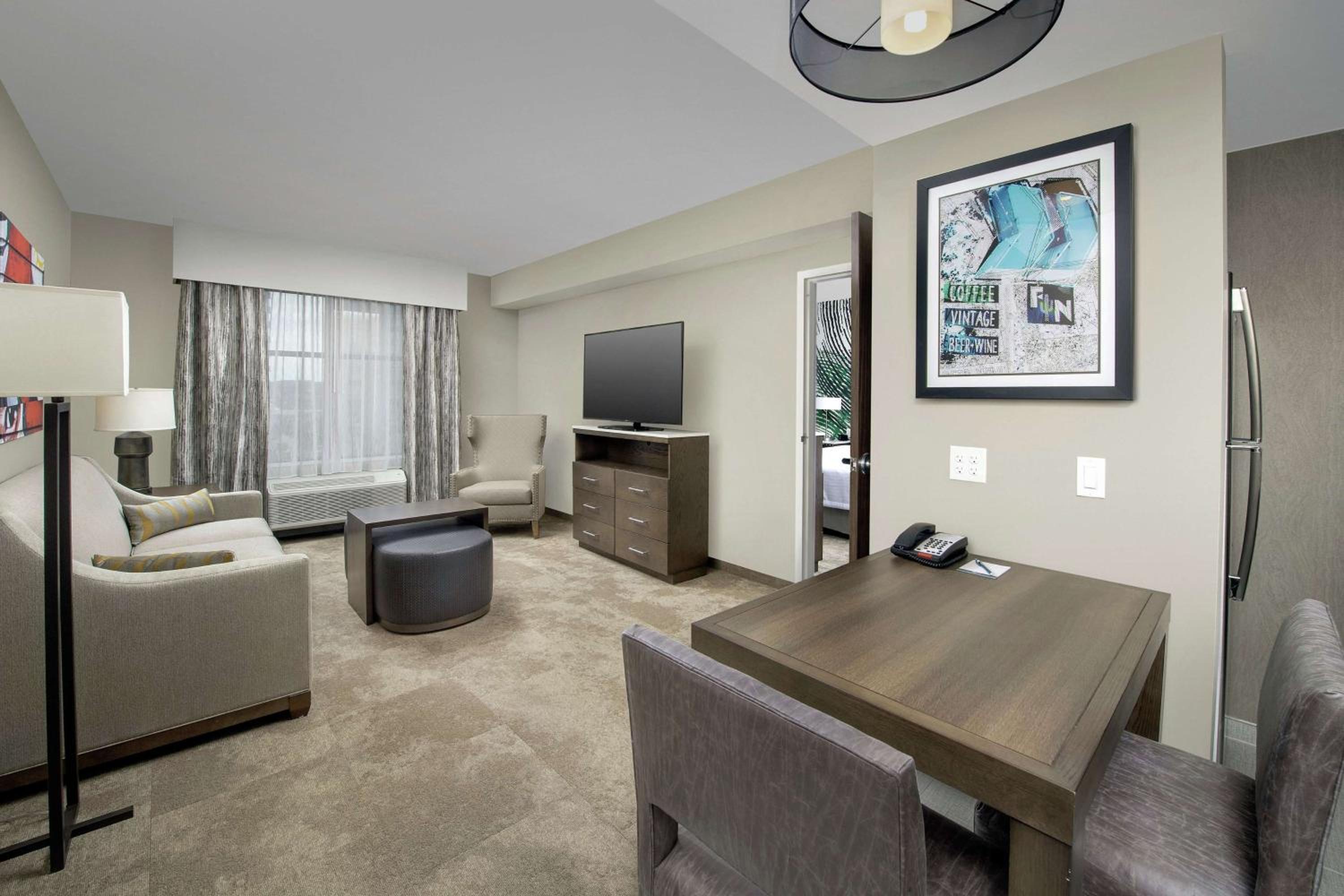 One-Bedroom King Suite - Non-Smoking thumbnail 6