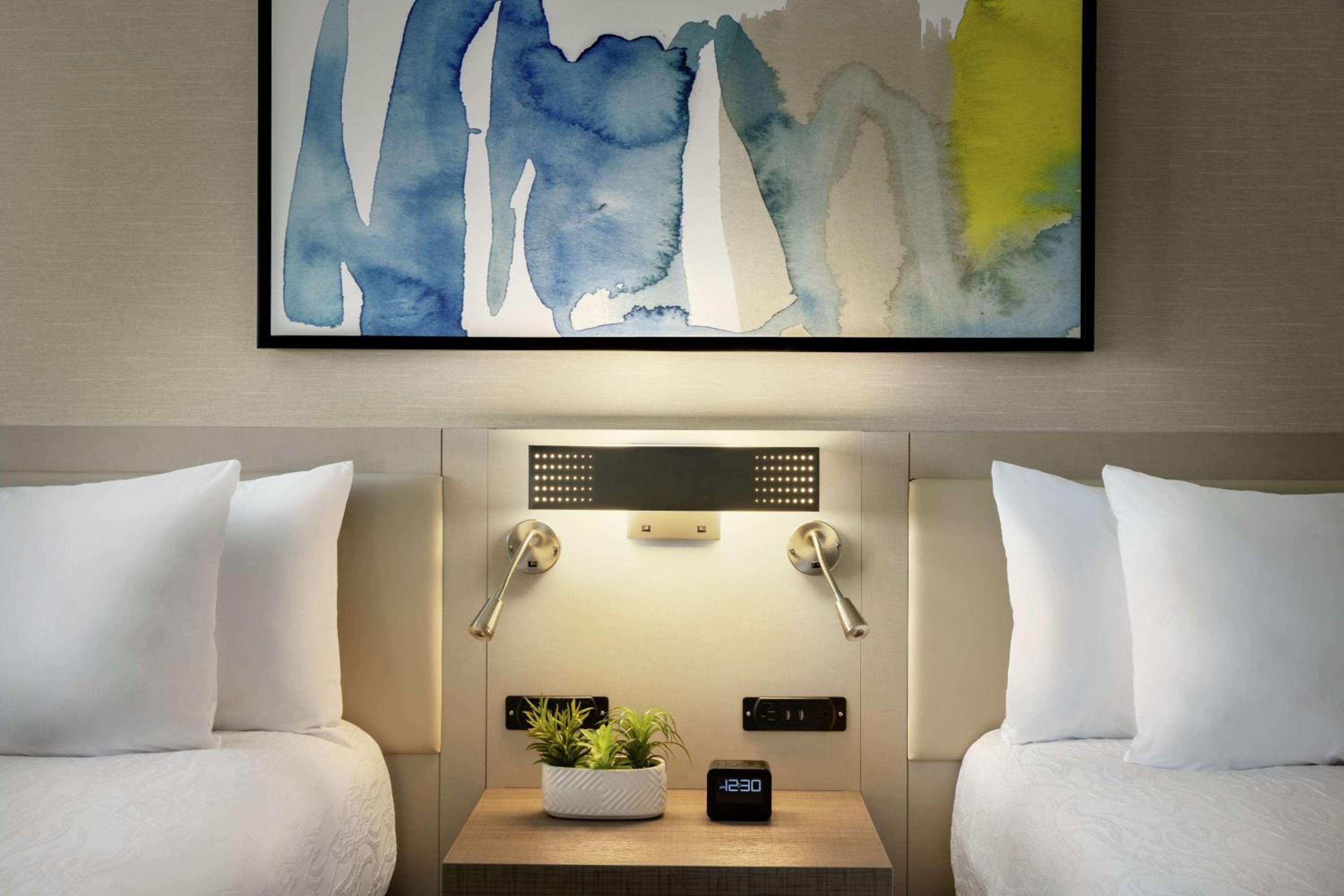 Queen Room with Two Queen Beds - Photo 4