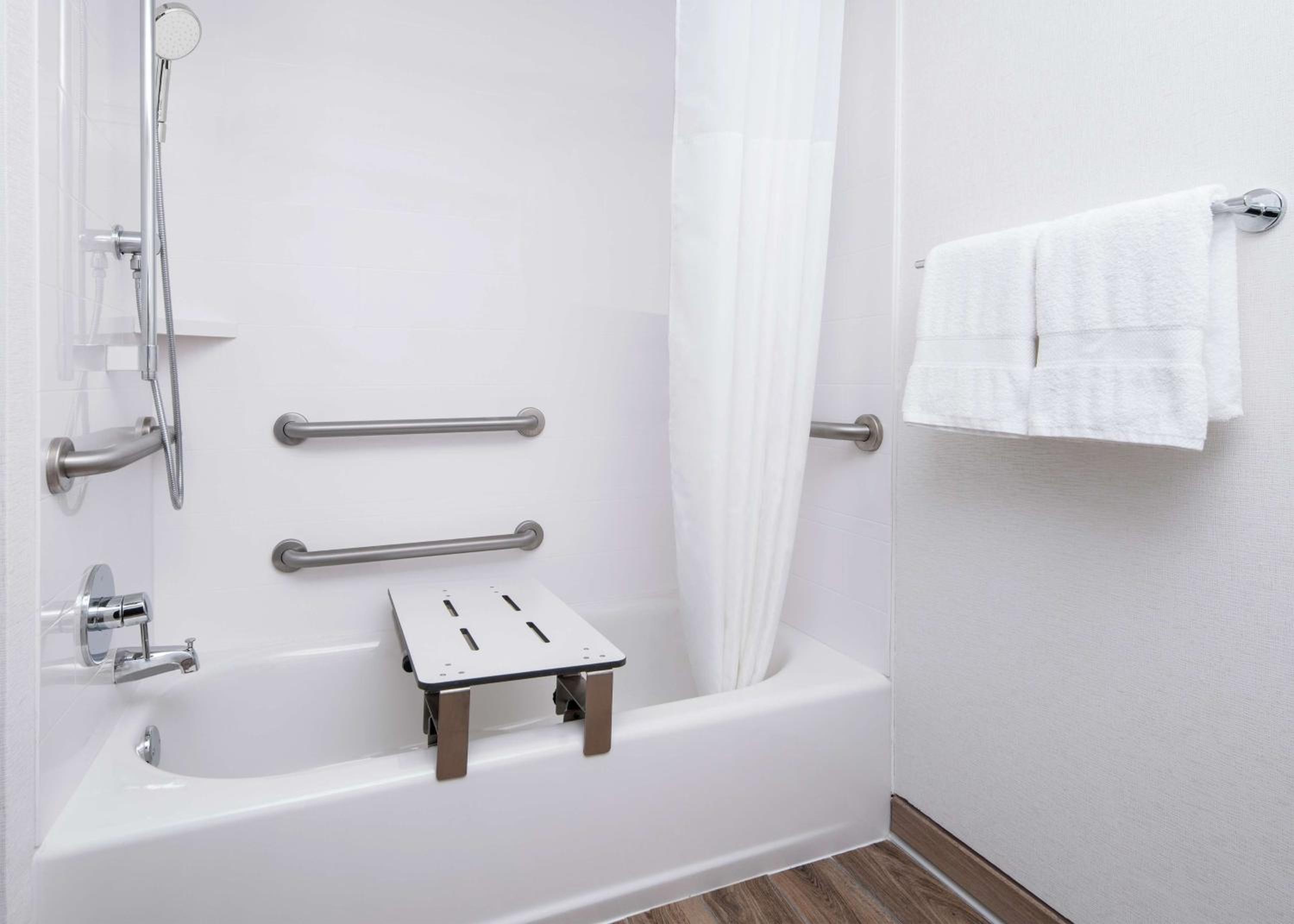 Queen Room with Tub - Mobility/Hearing Accessible/Non-Smoking - Photo 4