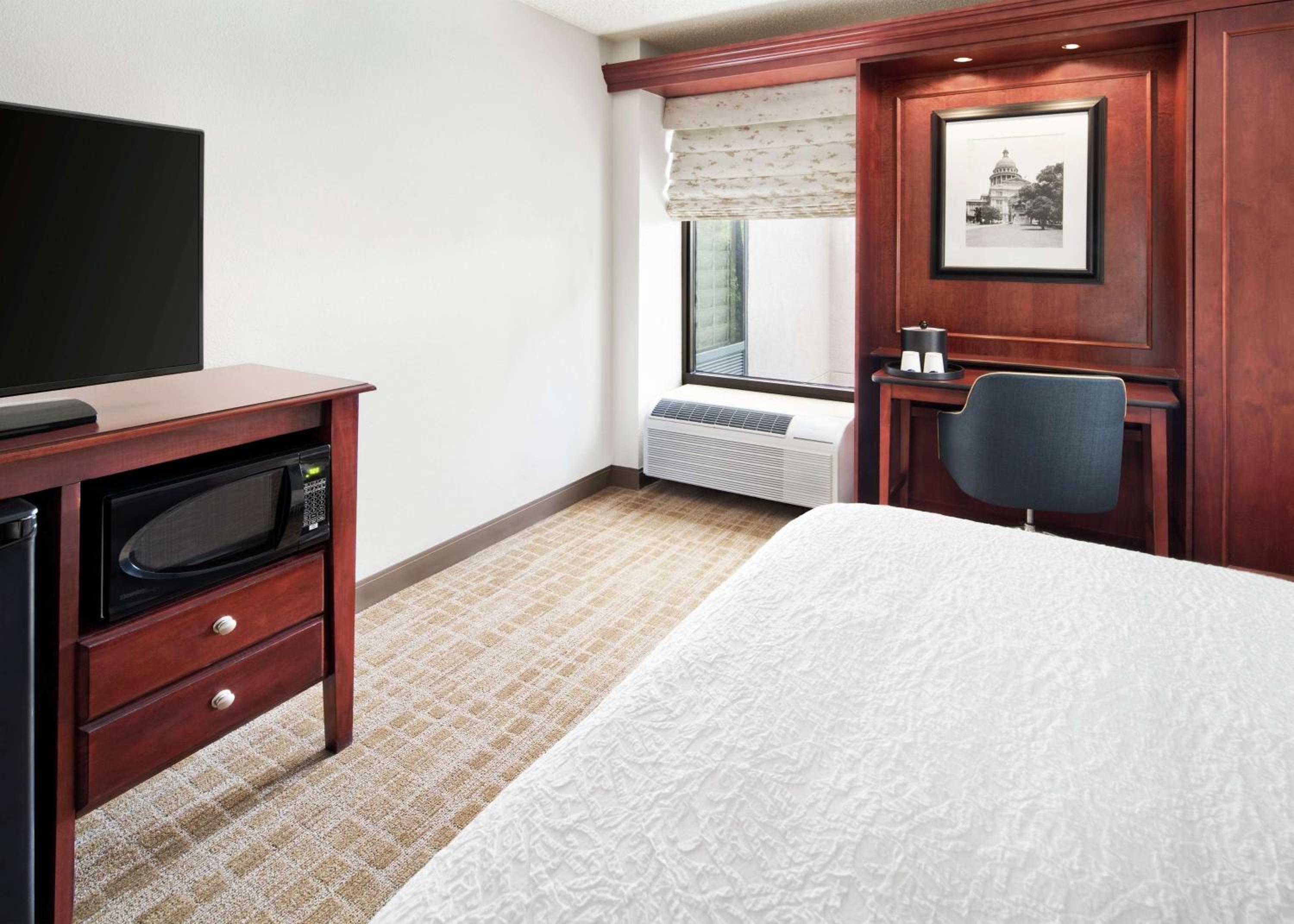Queen Room with Tub - Mobility/Hearing Accessible/Non-Smoking - Photo 1