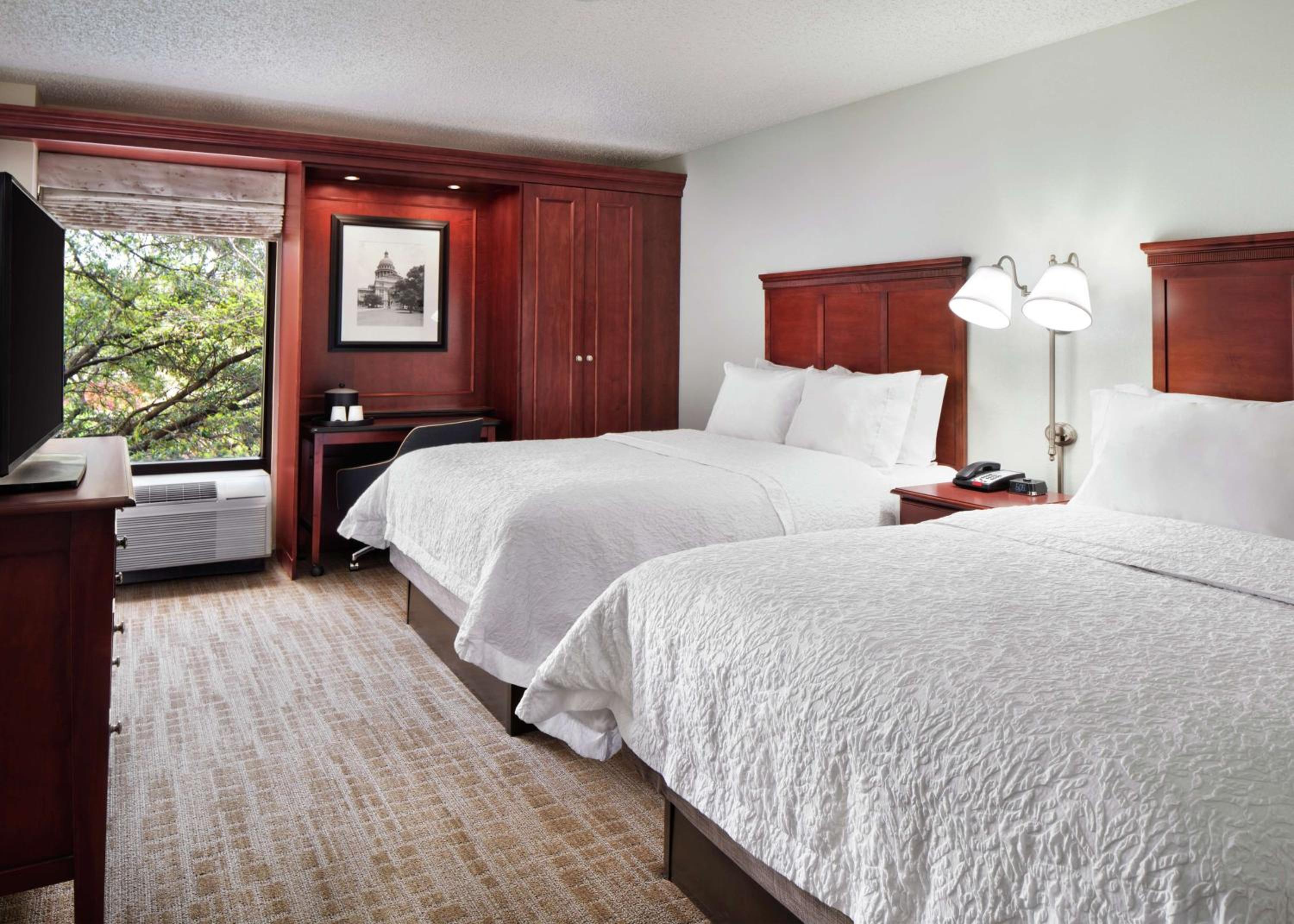 Queen Room with Two Queen Beds - Non-Smoking - Photo 4