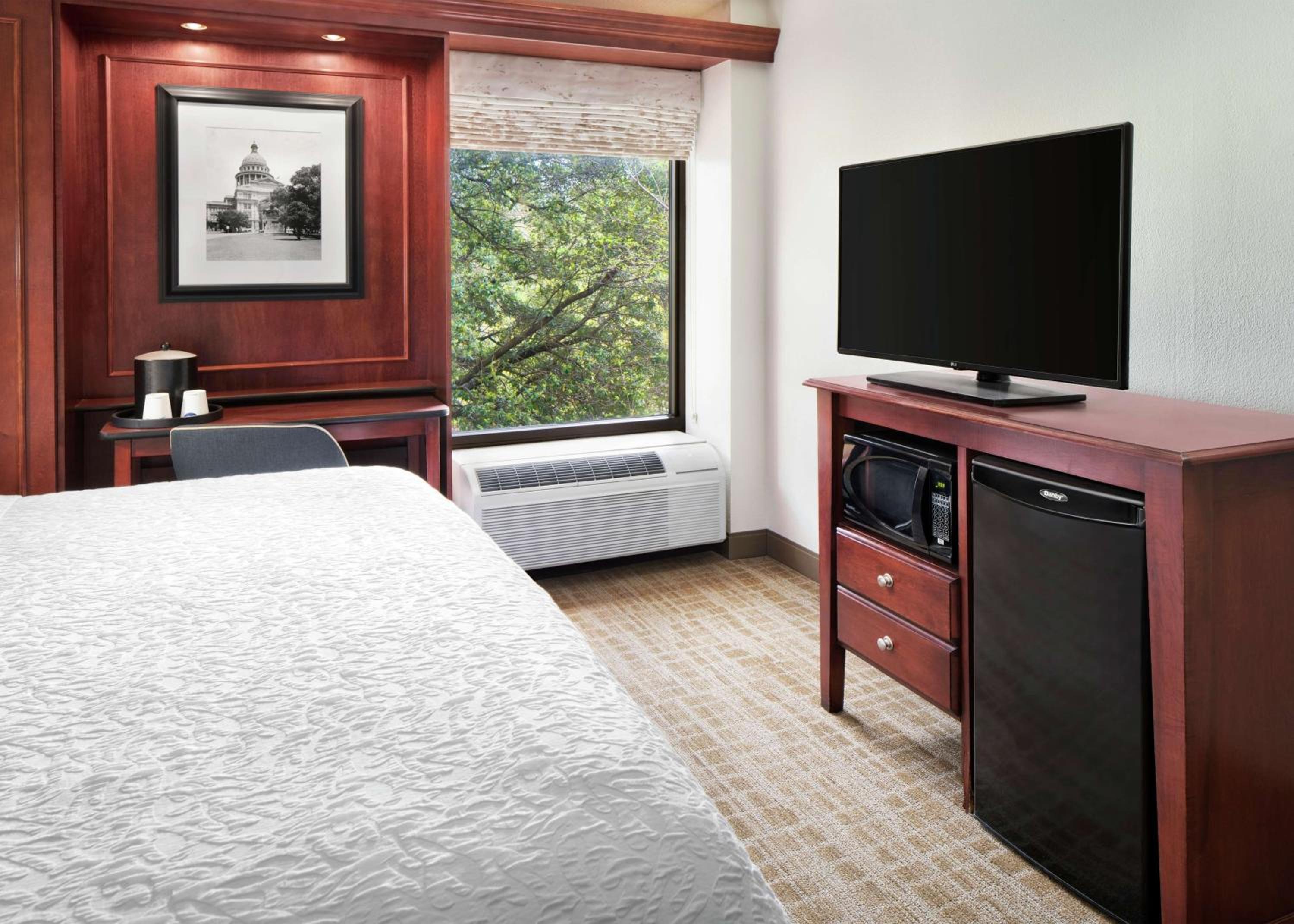 King Room with Sofa Bed and Study - Non-Smoking - Photo 1