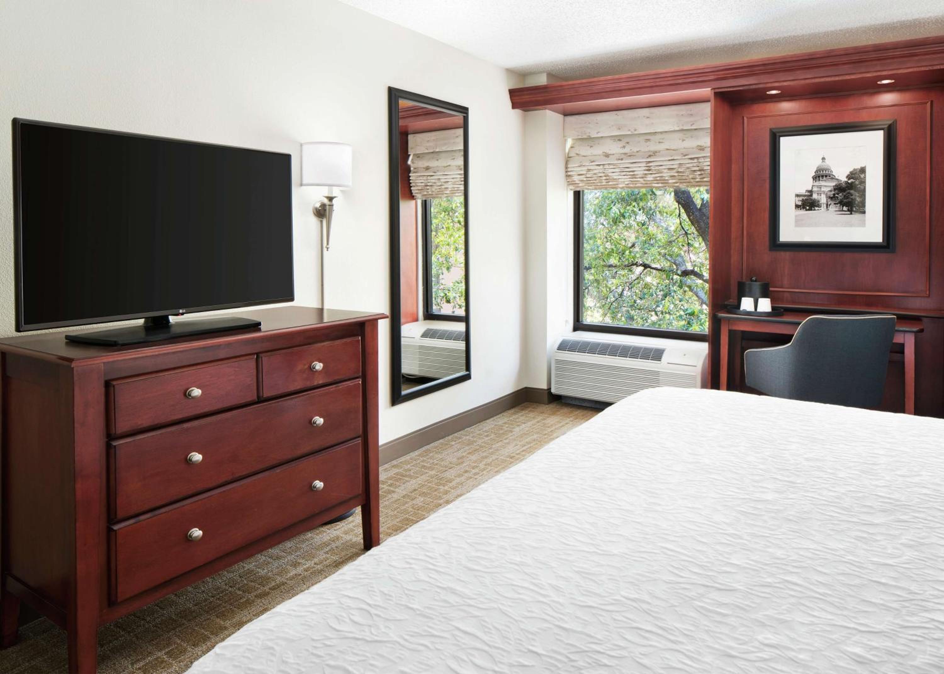 King Room with King Bed - Non-Smoking - Photo 1