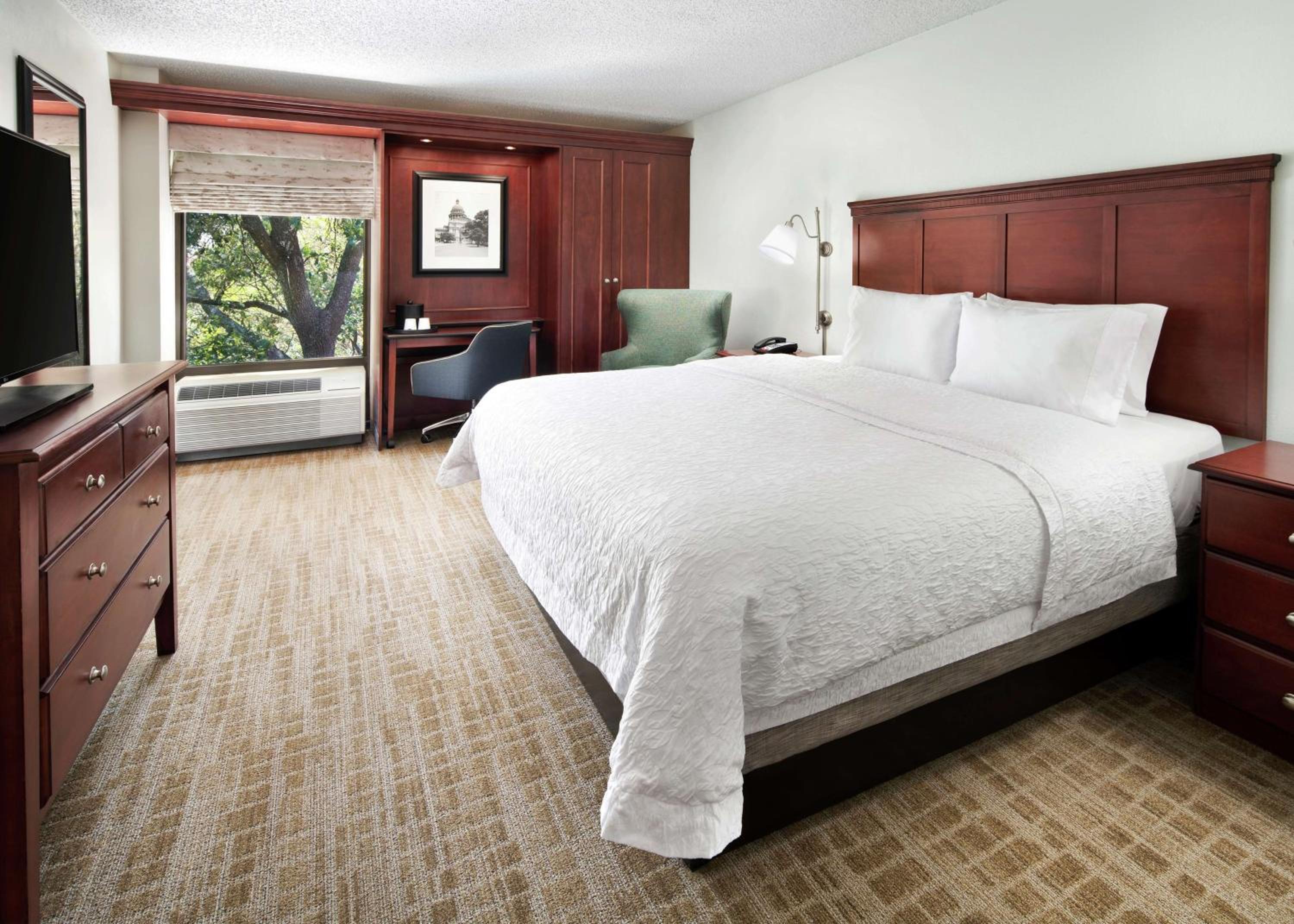King Room with King Bed - Non-Smoking - Photo 3