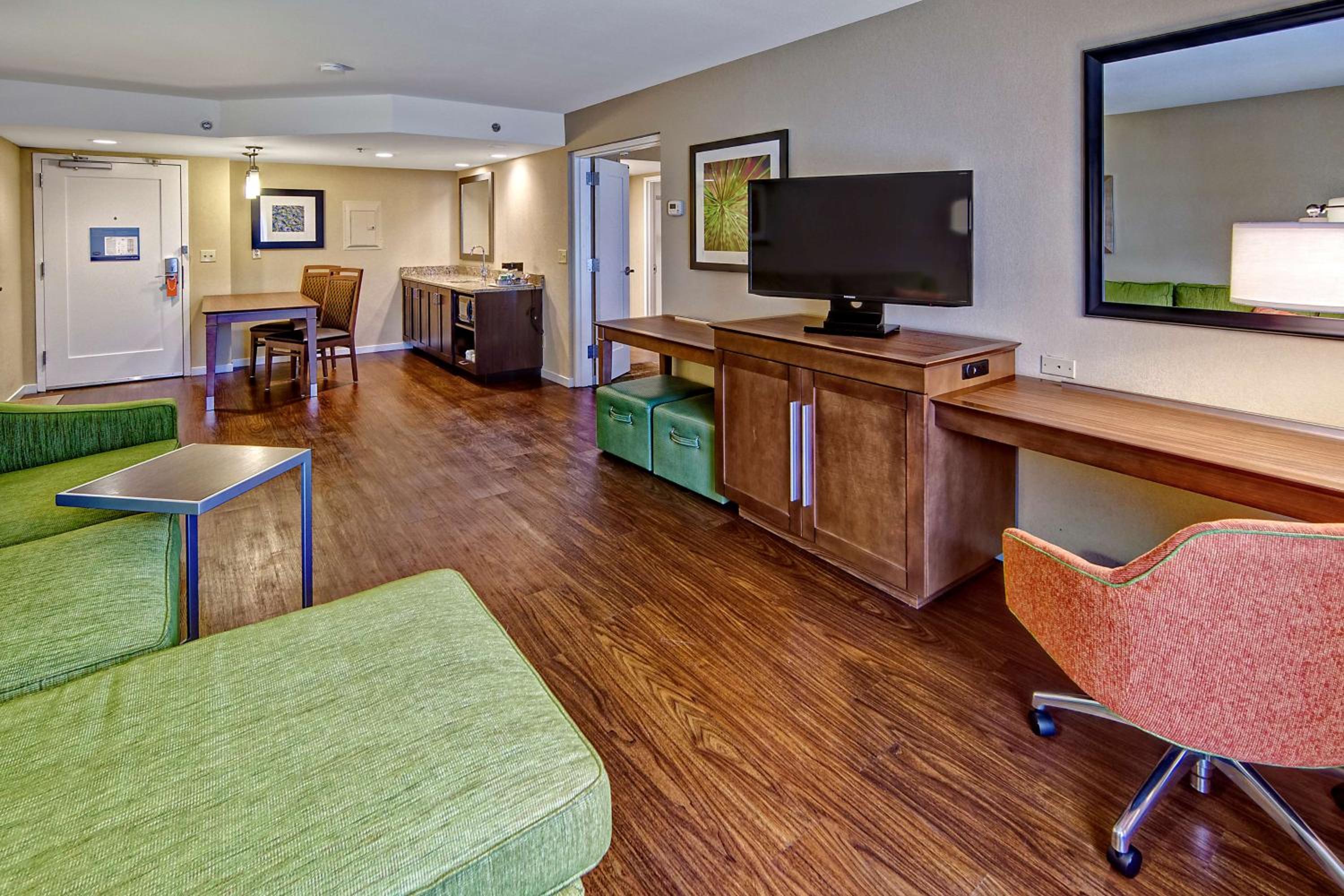 Queen Suite with Two Queen Beds - Non-Smoking - Photo 5
