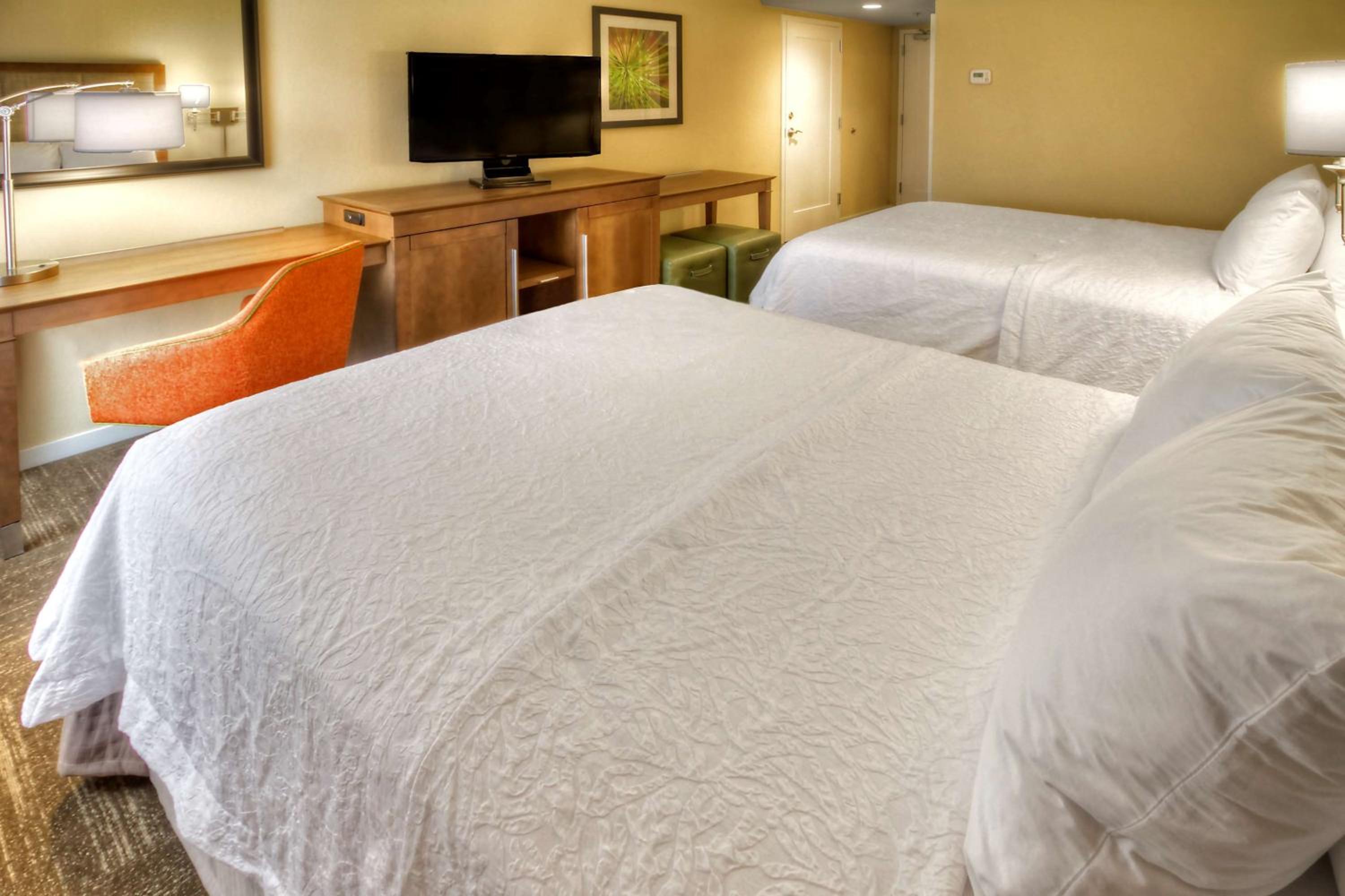 Queen Room with Two Queen Beds - Non-Smoking - Photo 2