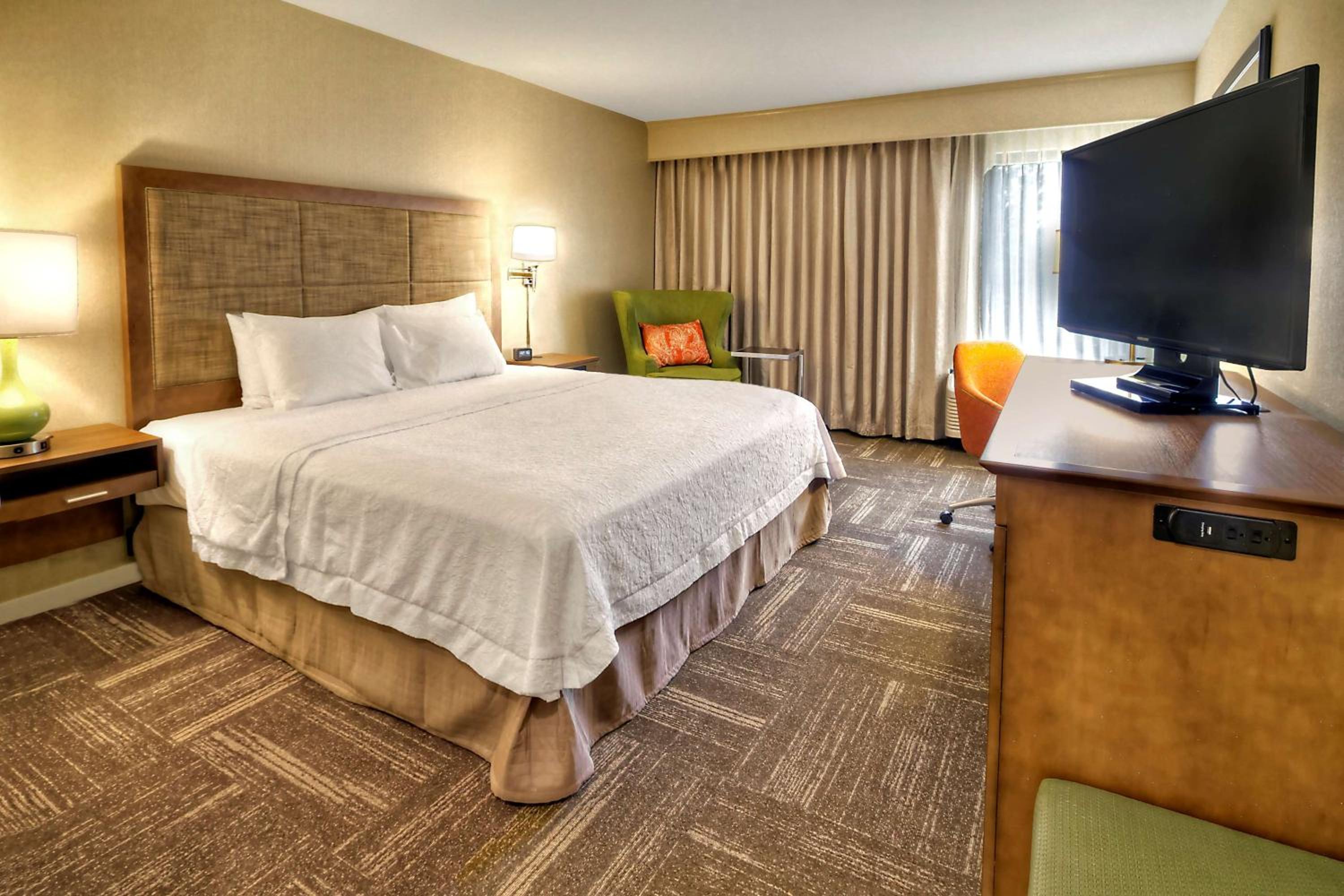 King Room with Accessible Tub - Mobility and Hearing Access/Non-Smoking - Photo 4