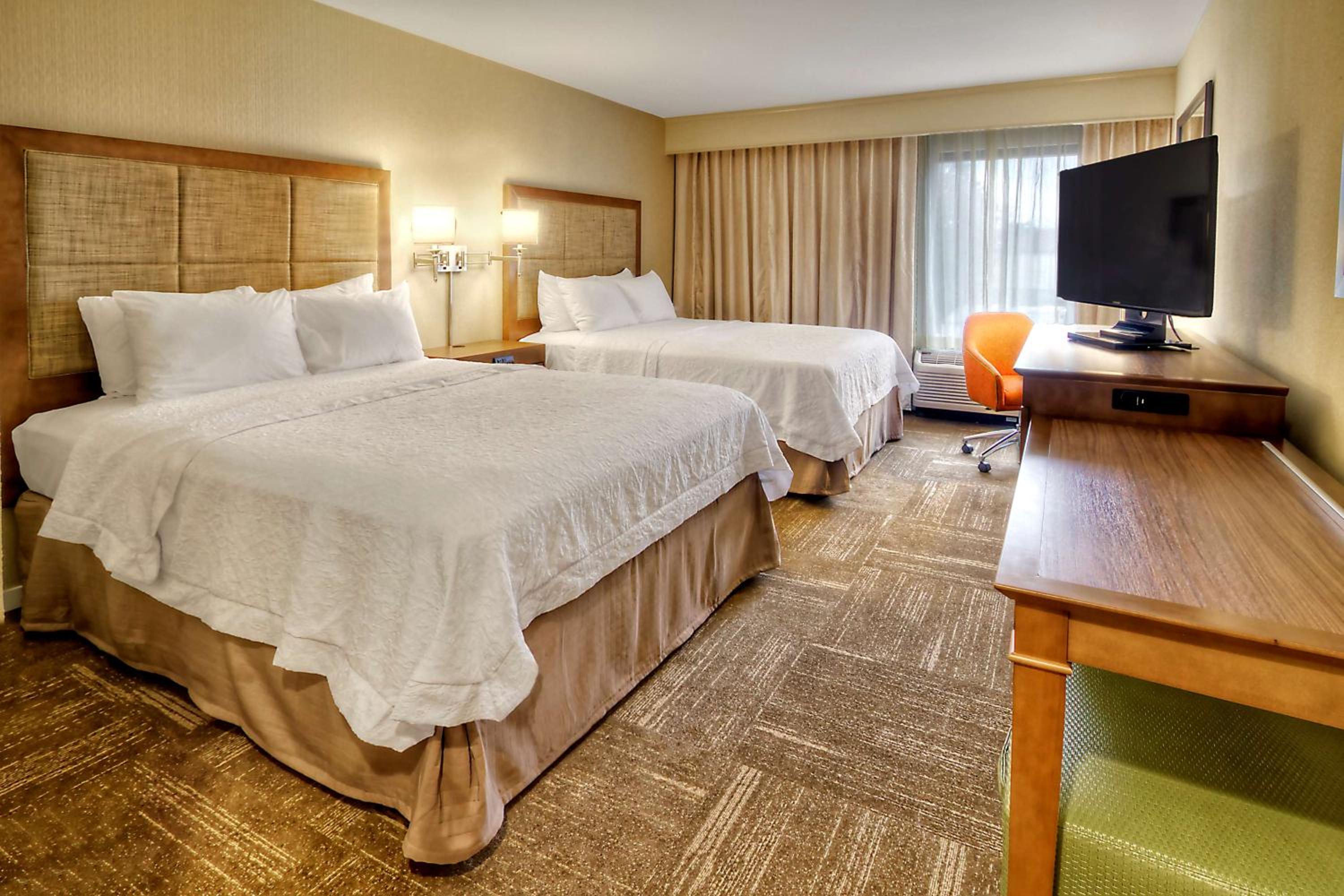 Queen Room with Two Queen Beds - Non-Smoking - Photo 4