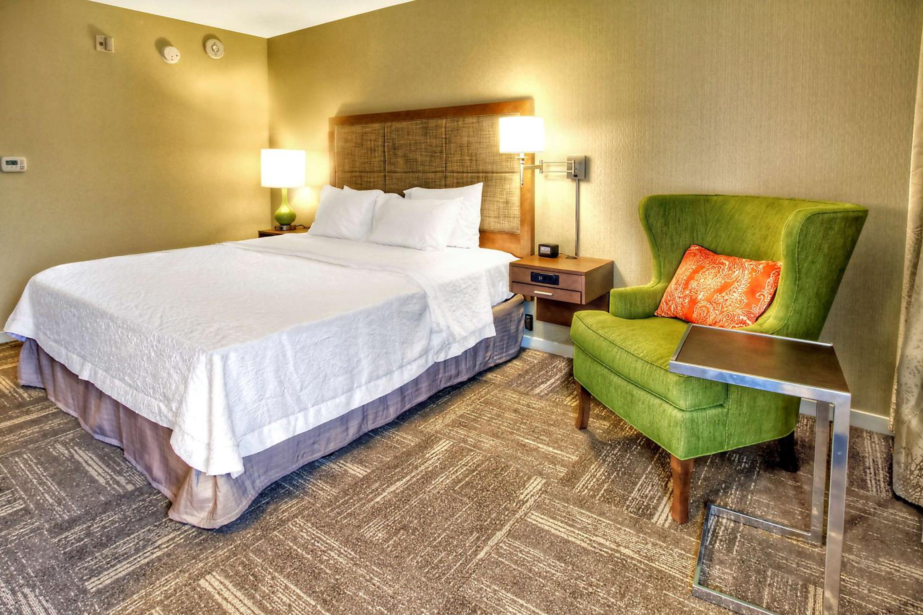 King Room with Accessible Tub - Mobility and Hearing Access/Non-Smoking - Photo 2