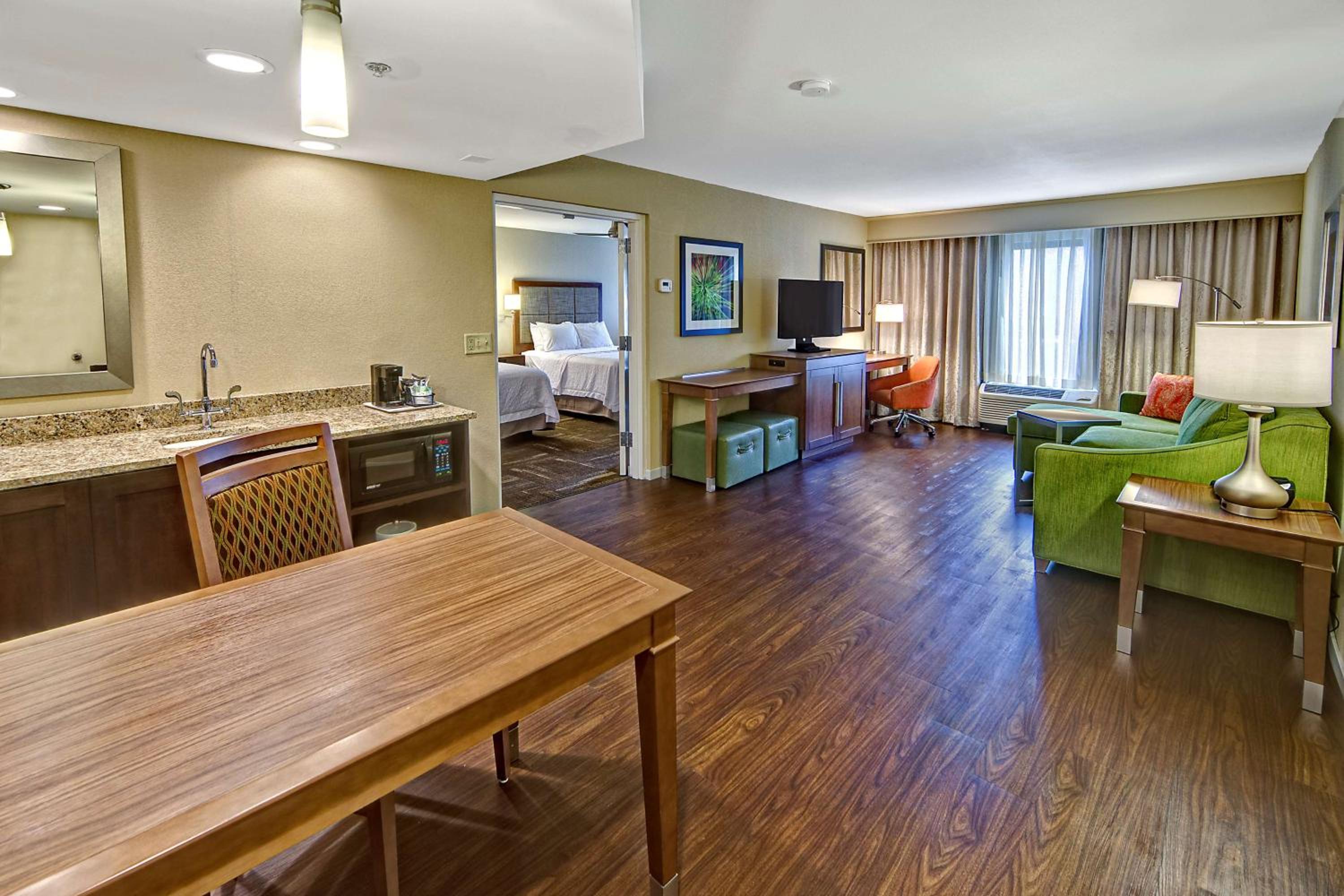 Queen Suite with Two Queen Beds - Non-Smoking - Photo 3