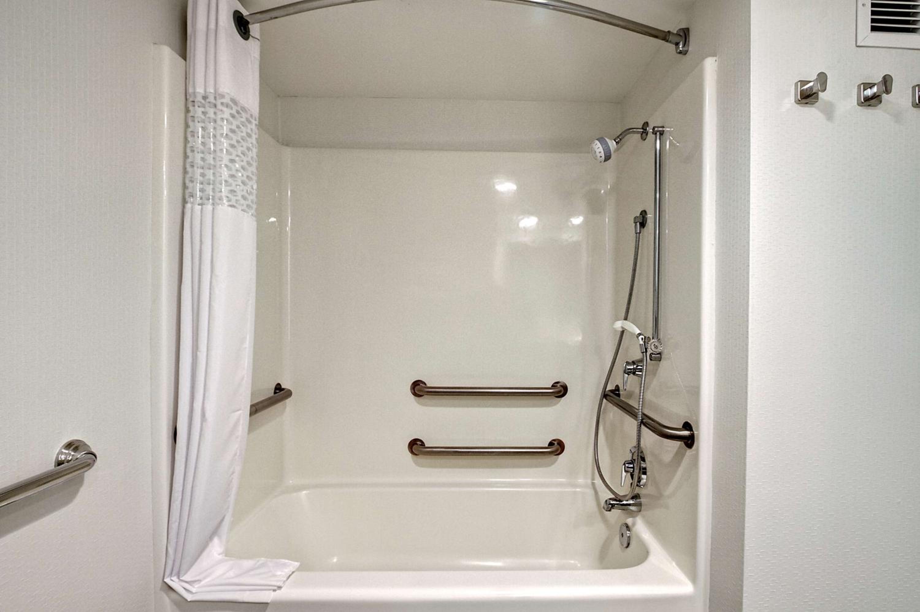 King Room with Shower - Hearing Accessible - Photo 4