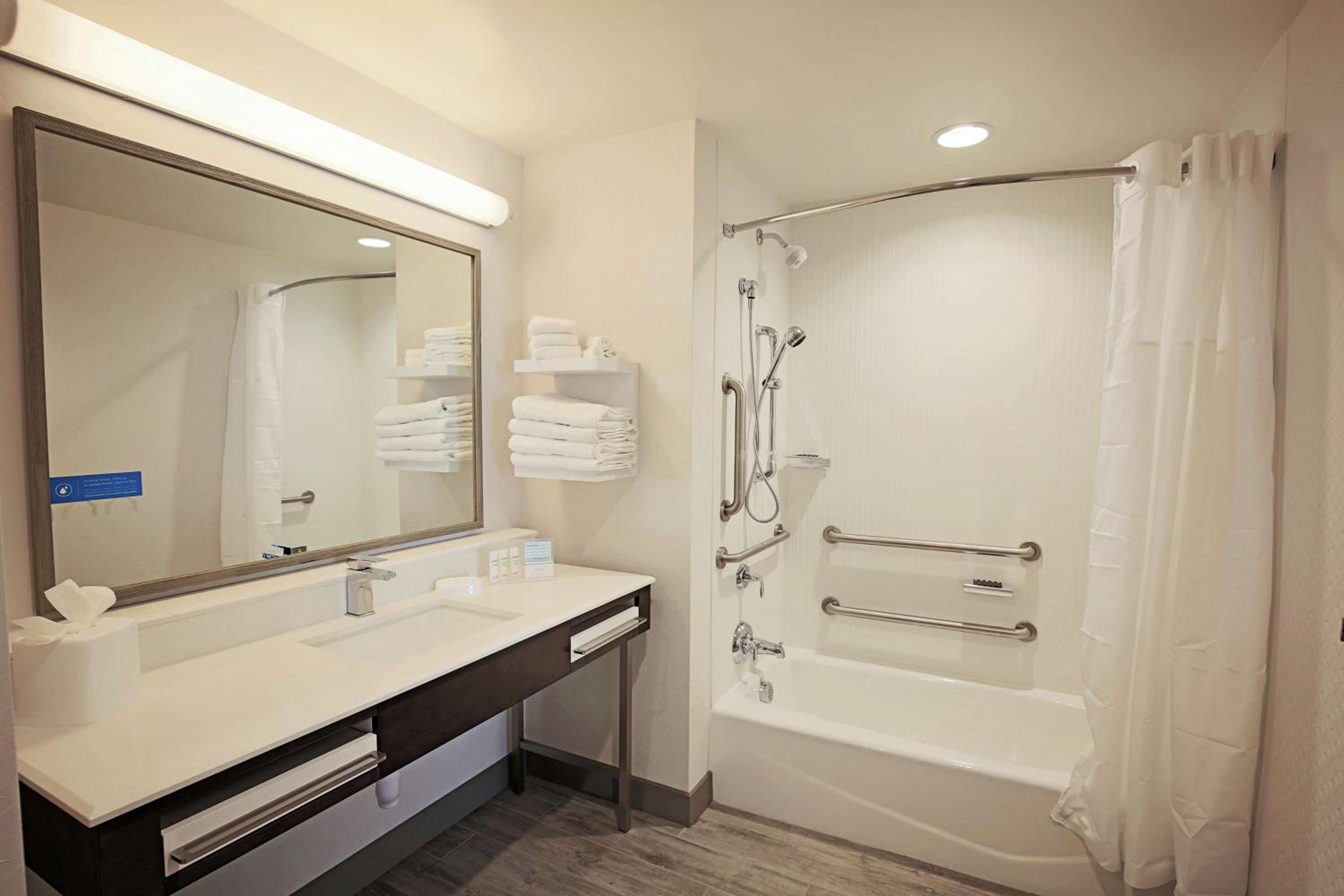 Queen Room with Bath Tub - Mobility Access/Non-Smoking