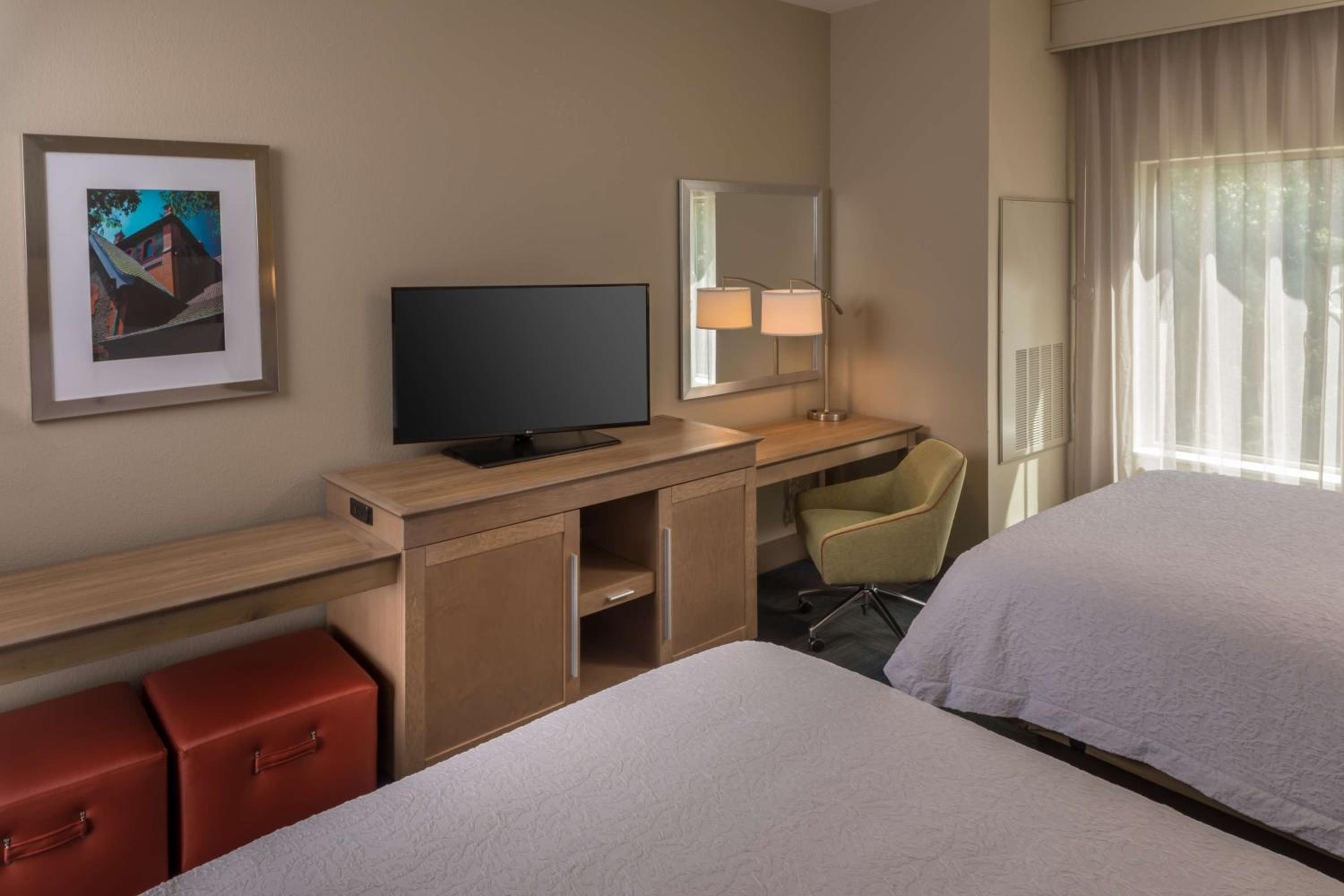 Queen Studio Suite with Two Queen Beds - Non-Smoking - Photo 4