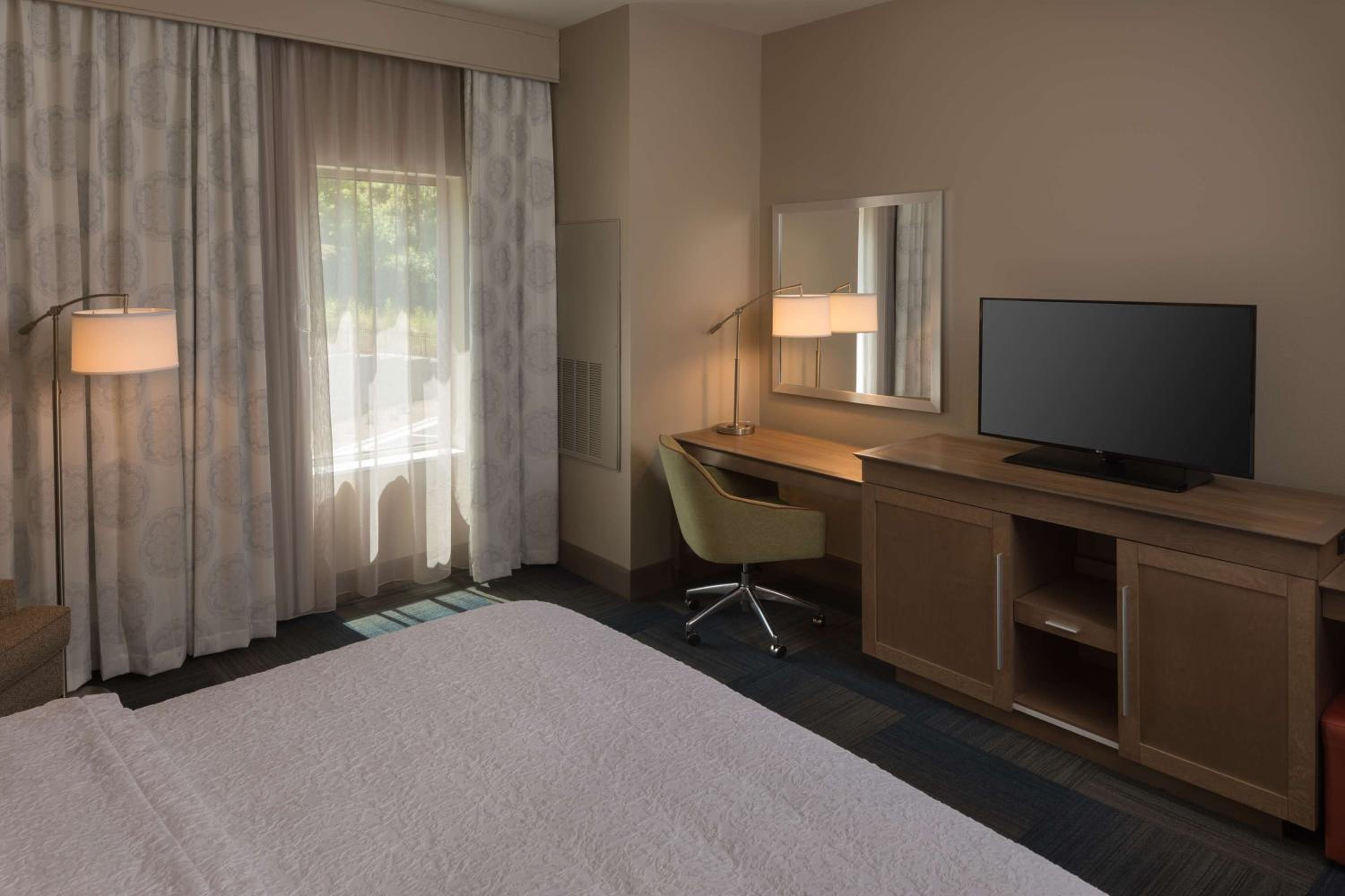 Executive King Room - Non-Smoking - Photo 6