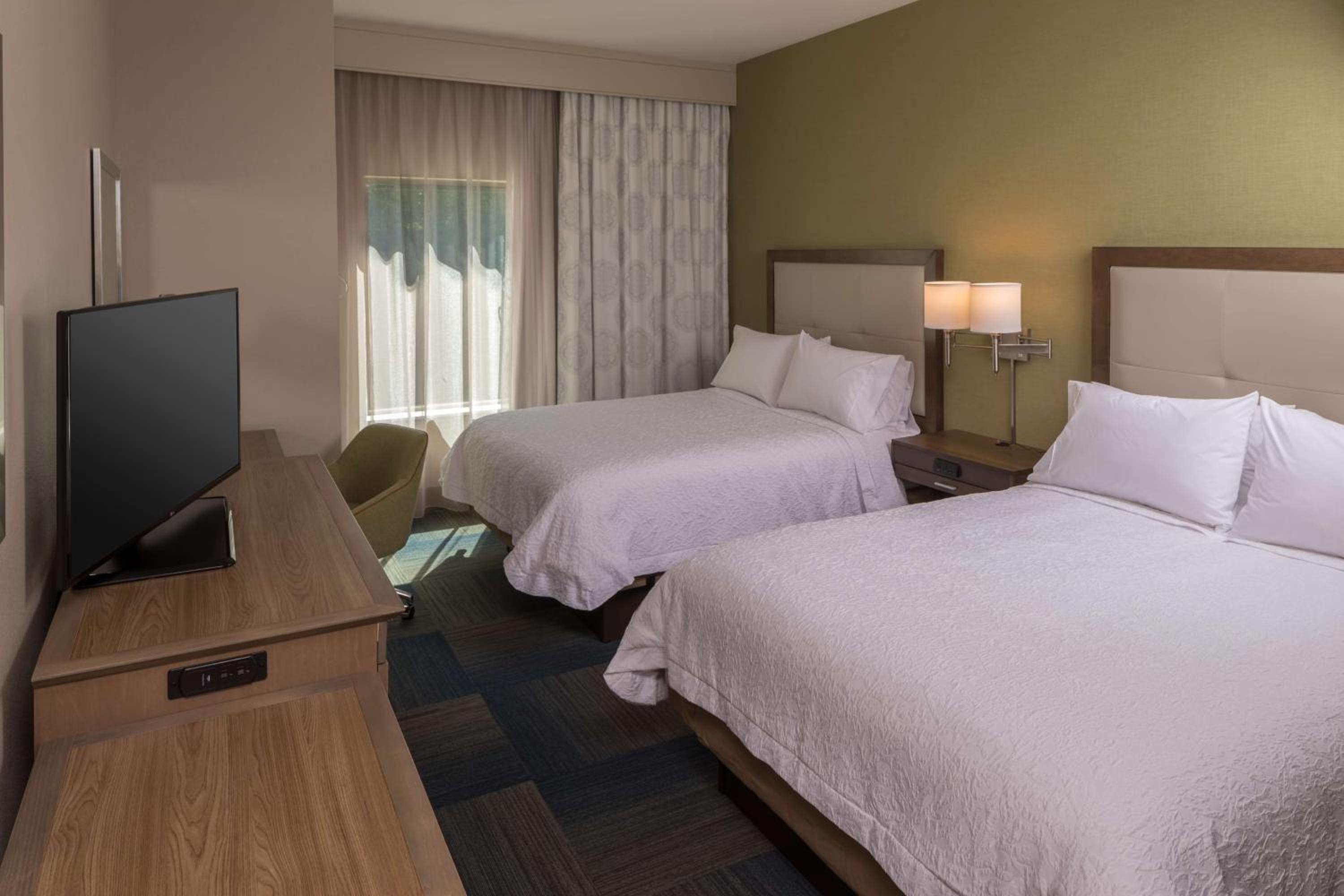 Queen Room with Two Queen Beds - Non-Smoking - Photo 4