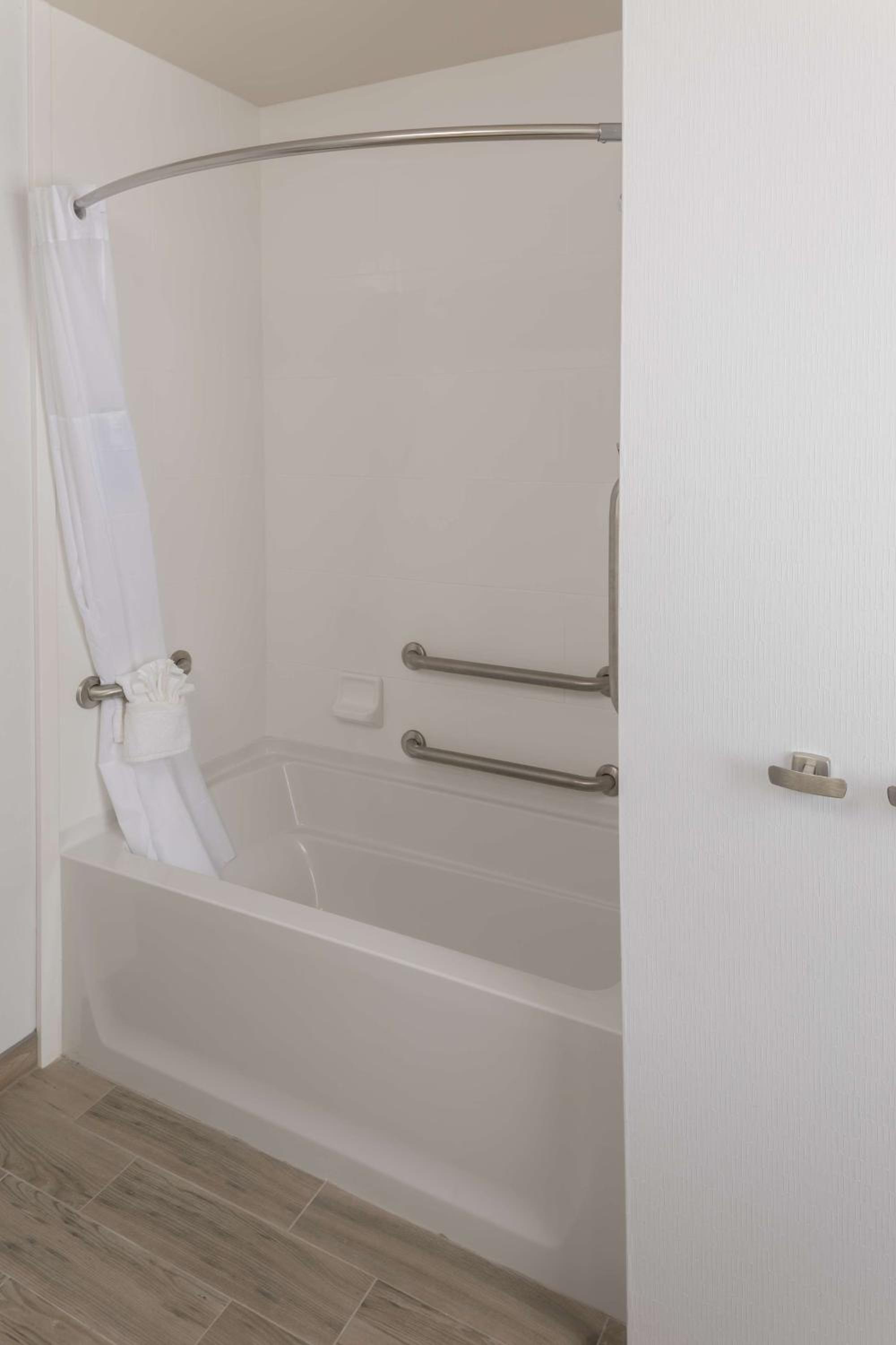King Room - Mobility Access/Non-Smoking - Photo 6