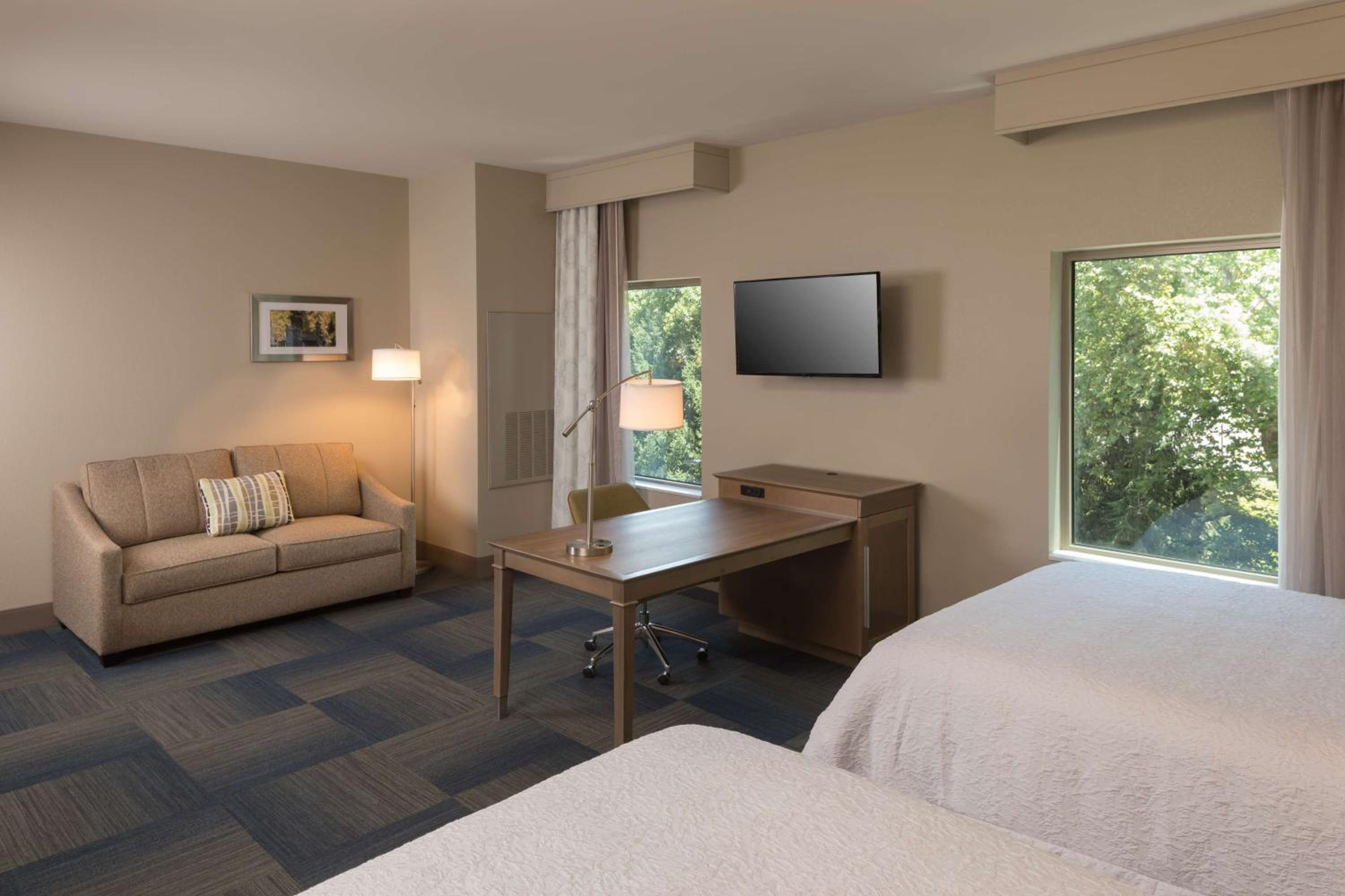 Queen Room with Two Queen Beds - Hearing Access/Non-Smoking - Photo 2