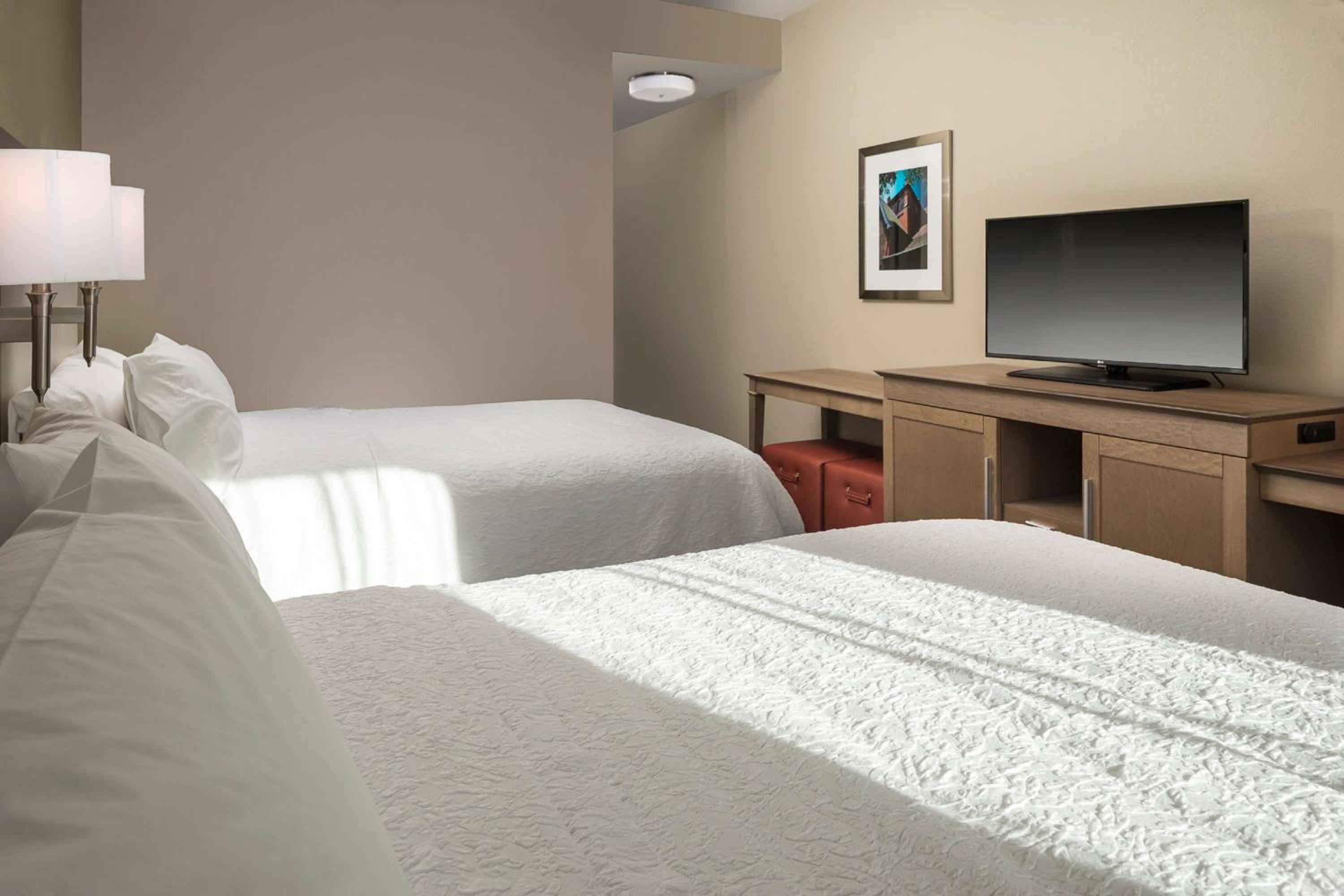 Queen Room with Two Queen Beds - Non-Smoking - Photo 5