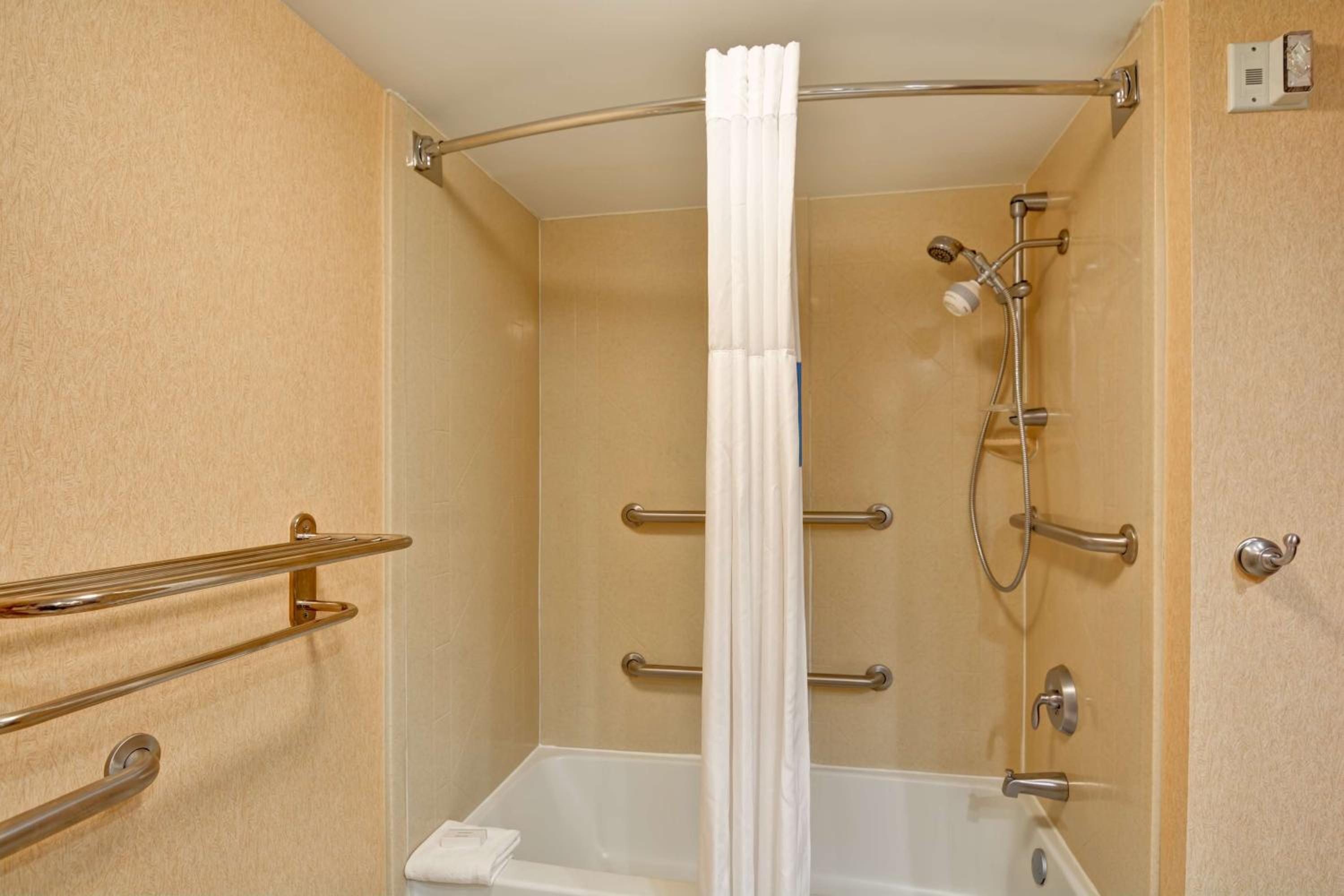 Queen Room with Mobility Access/Non-Smoking - Photo 3