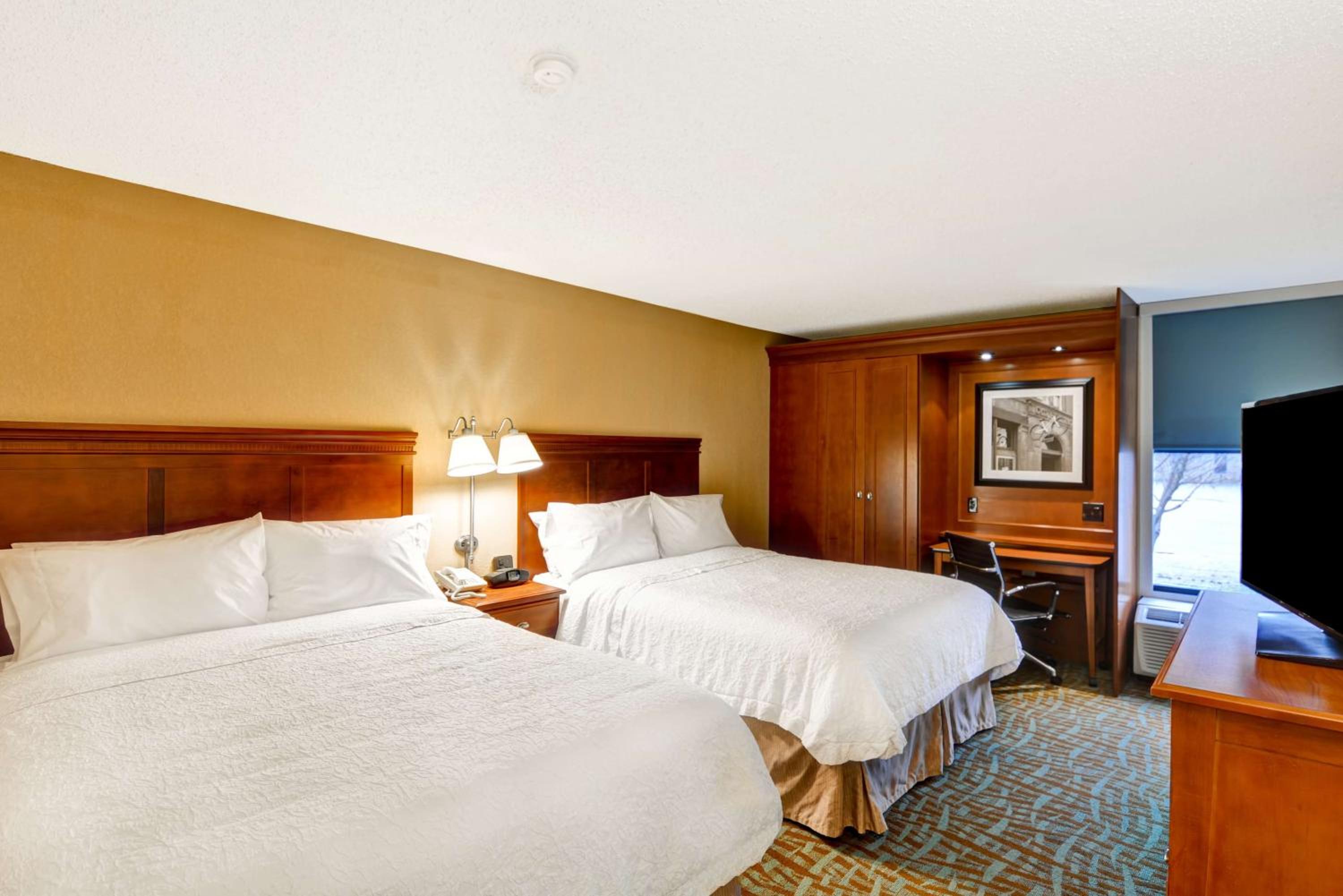 Queen Room with Two Queen Beds - Hearing Access/Non-Smoking - Photo 4