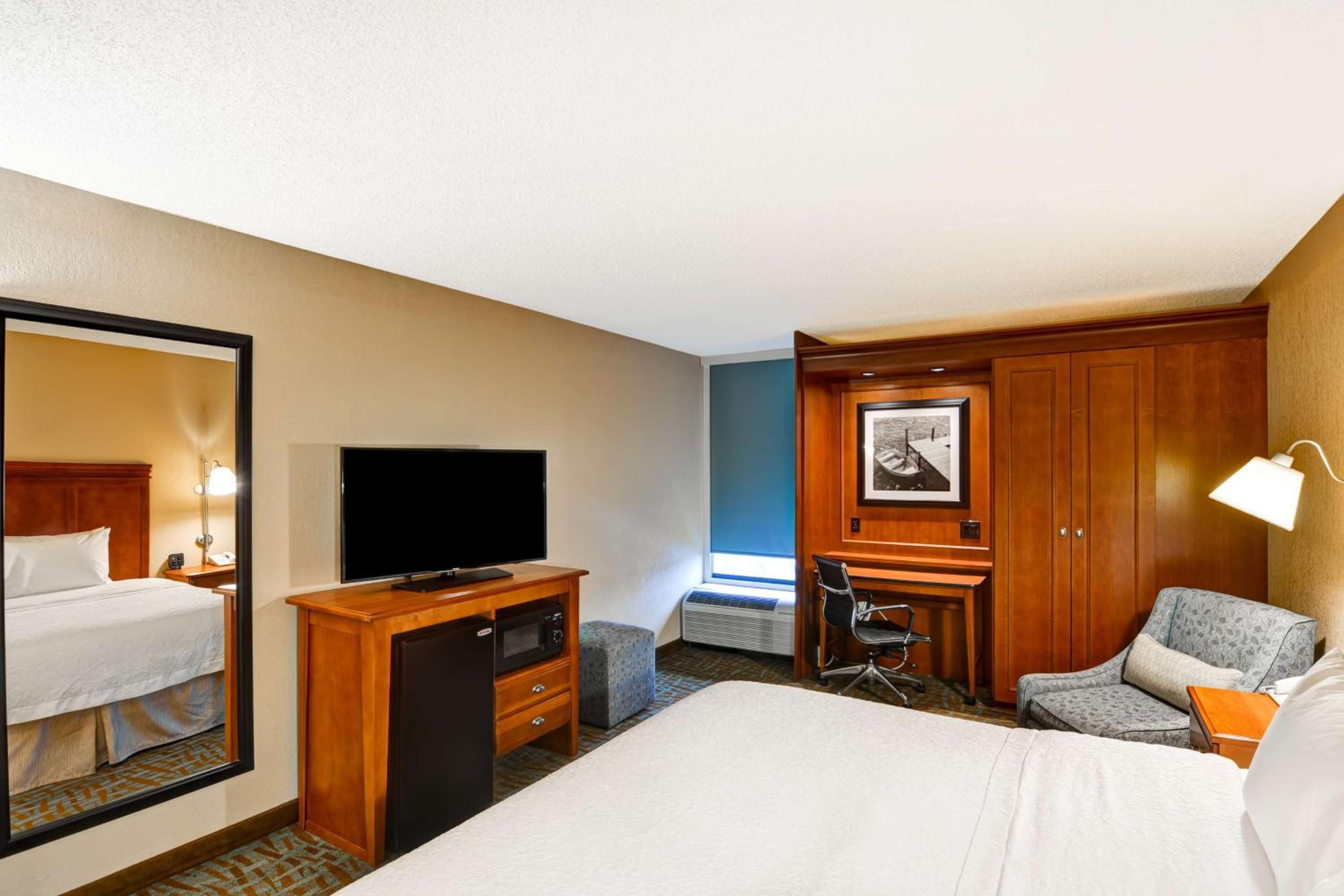 King Room with King Bed - Non-Smoking - Photo 1